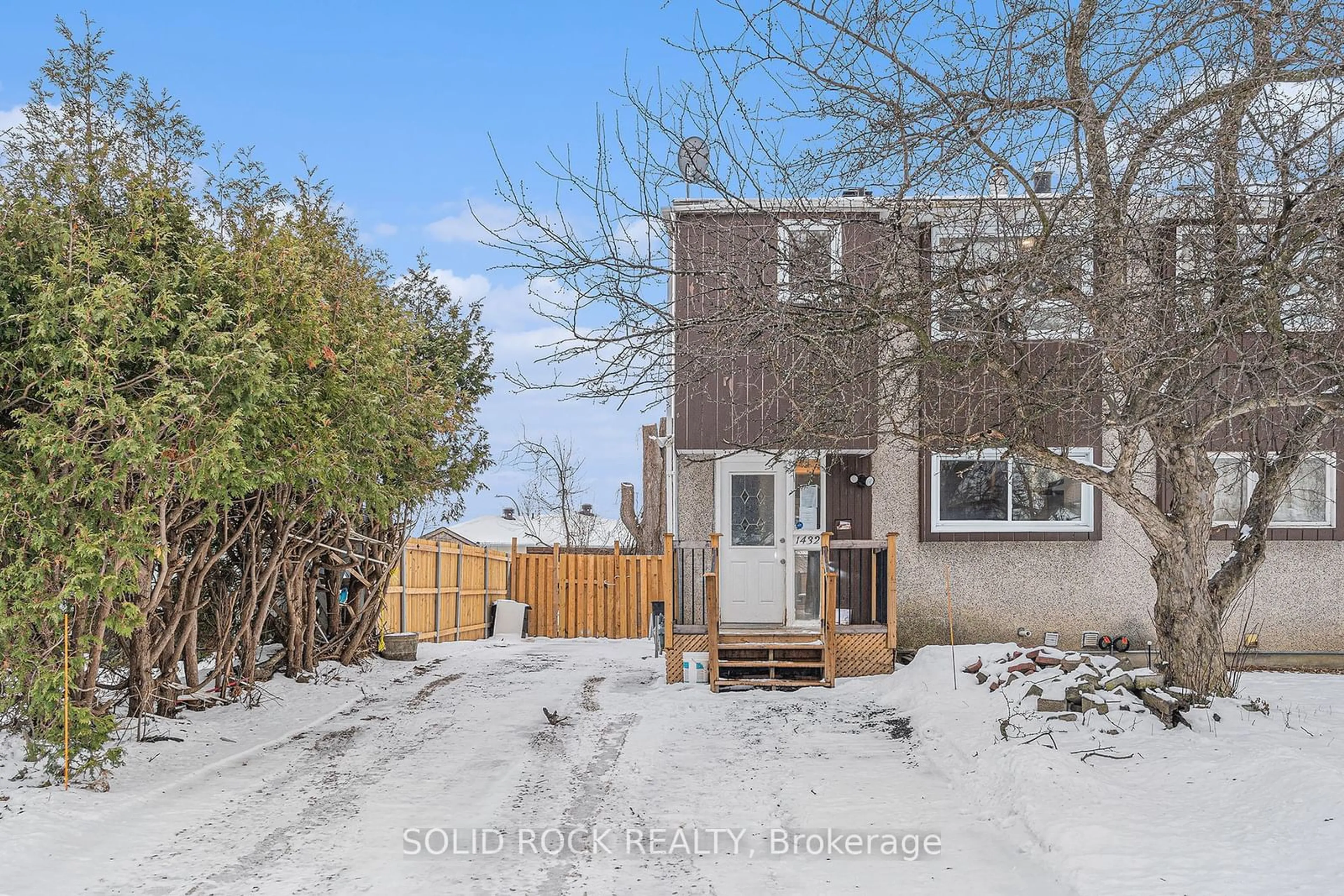 A pic from outside/outdoor area/front of a property/back of a property/a pic from drone, street for 1432 Leigh Cres, Cyrville - Carson Grove - Pineview Ontario K1J 8E4