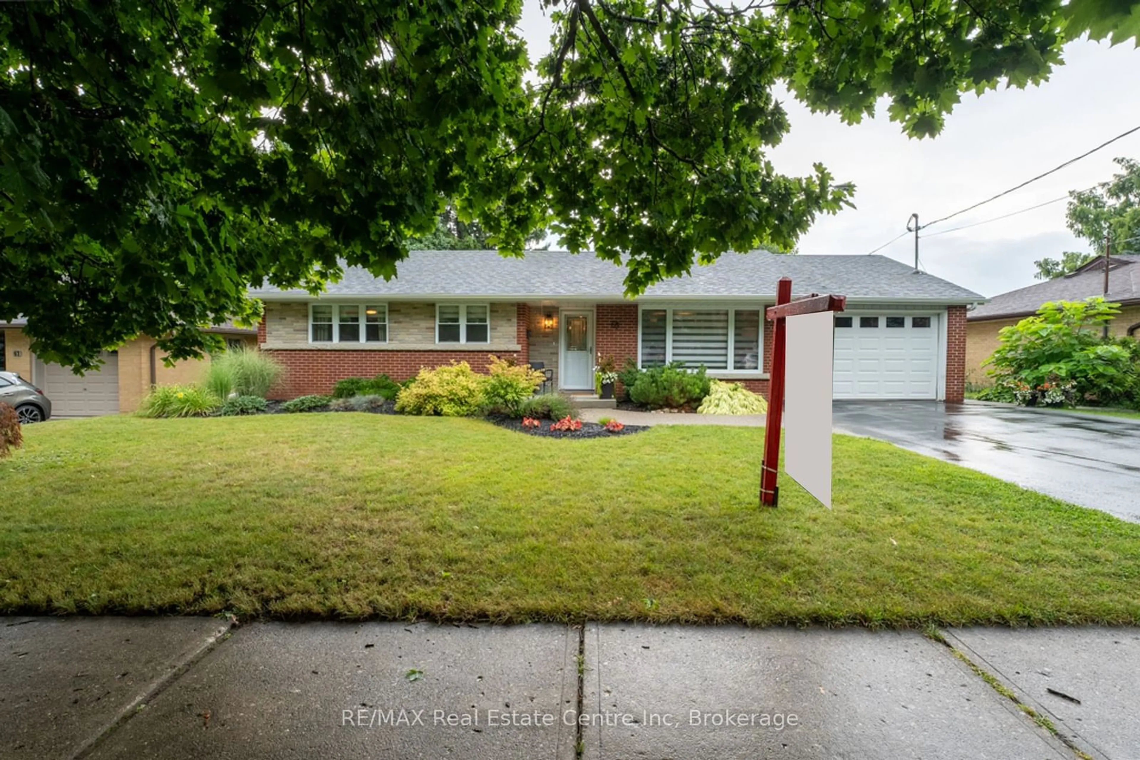 Home with vinyl exterior material, street for 65 KENSINGTON St, Guelph Ontario N1E 3P6