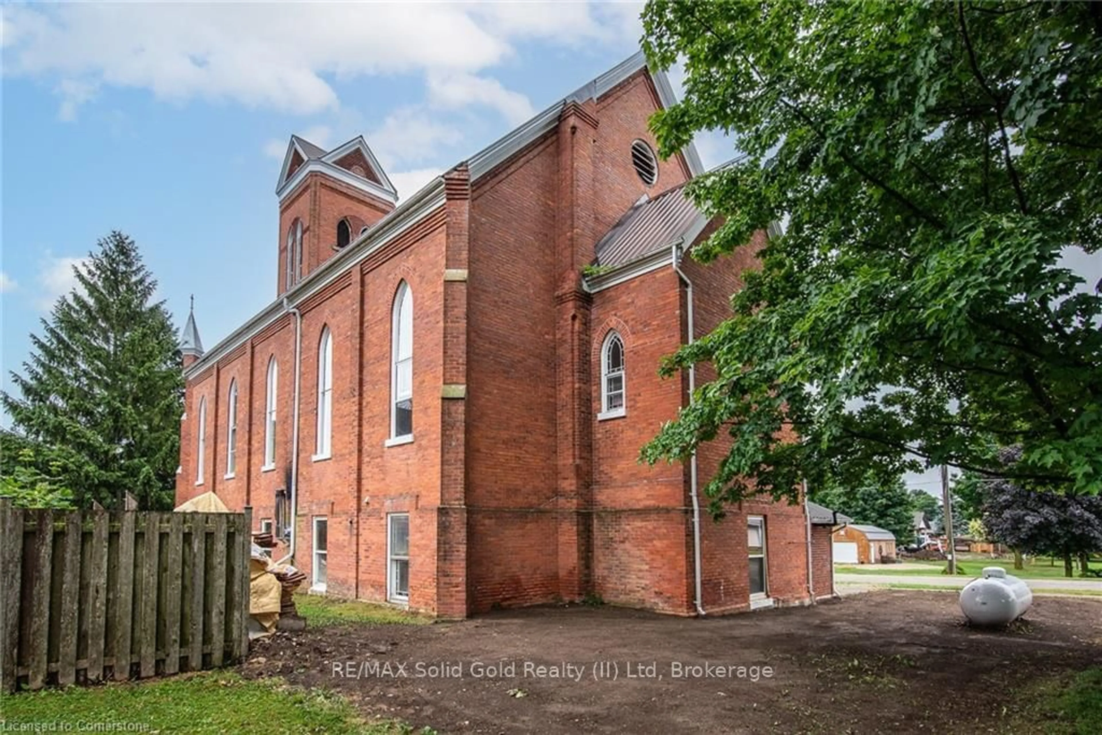 A pic from outside/outdoor area/front of a property/back of a property/a pic from drone, building for 2048 Albert St, Howick Ontario N0G 1X0