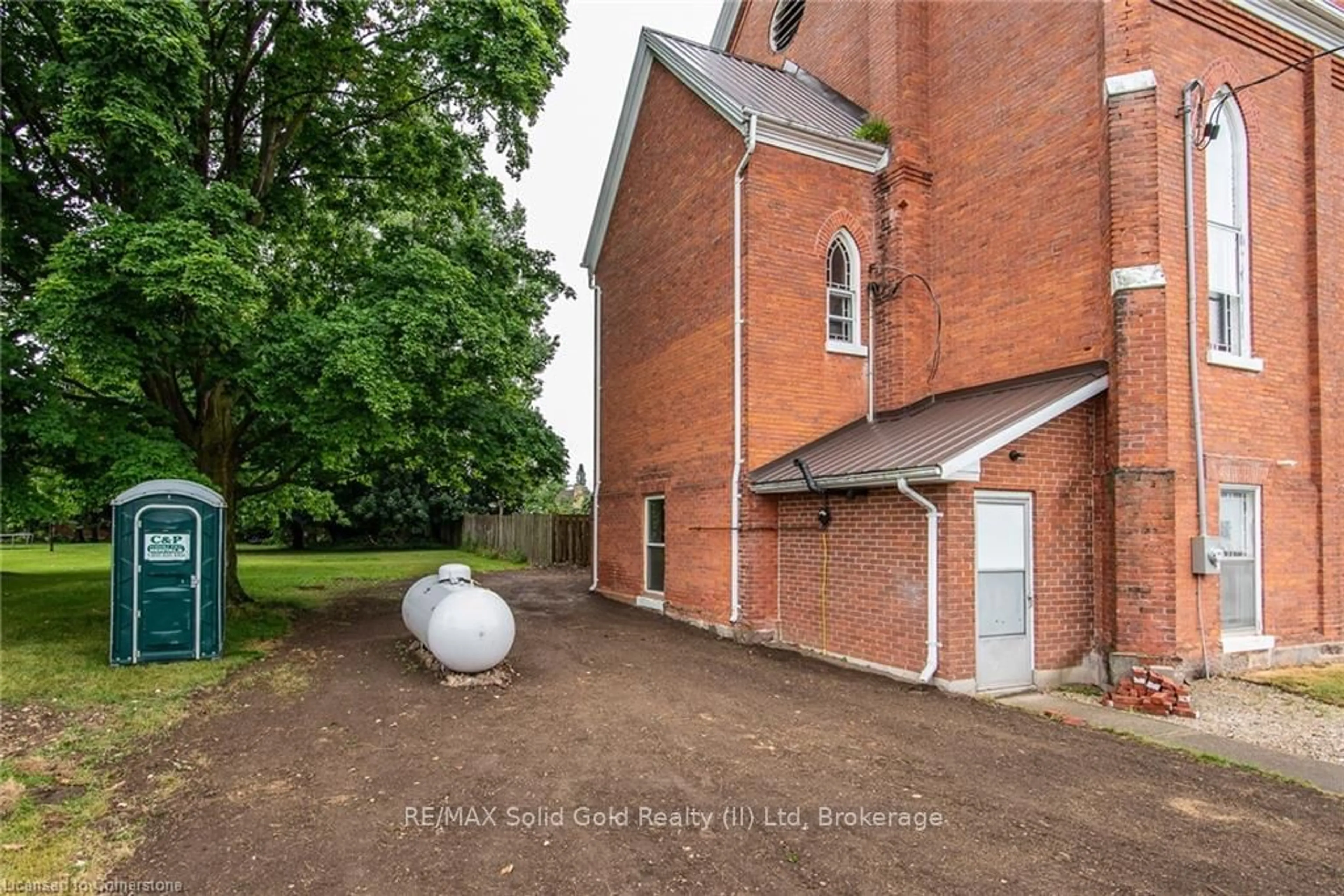 A pic from outside/outdoor area/front of a property/back of a property/a pic from drone, building for 2048 Albert St, Howick Ontario N0G 1X0