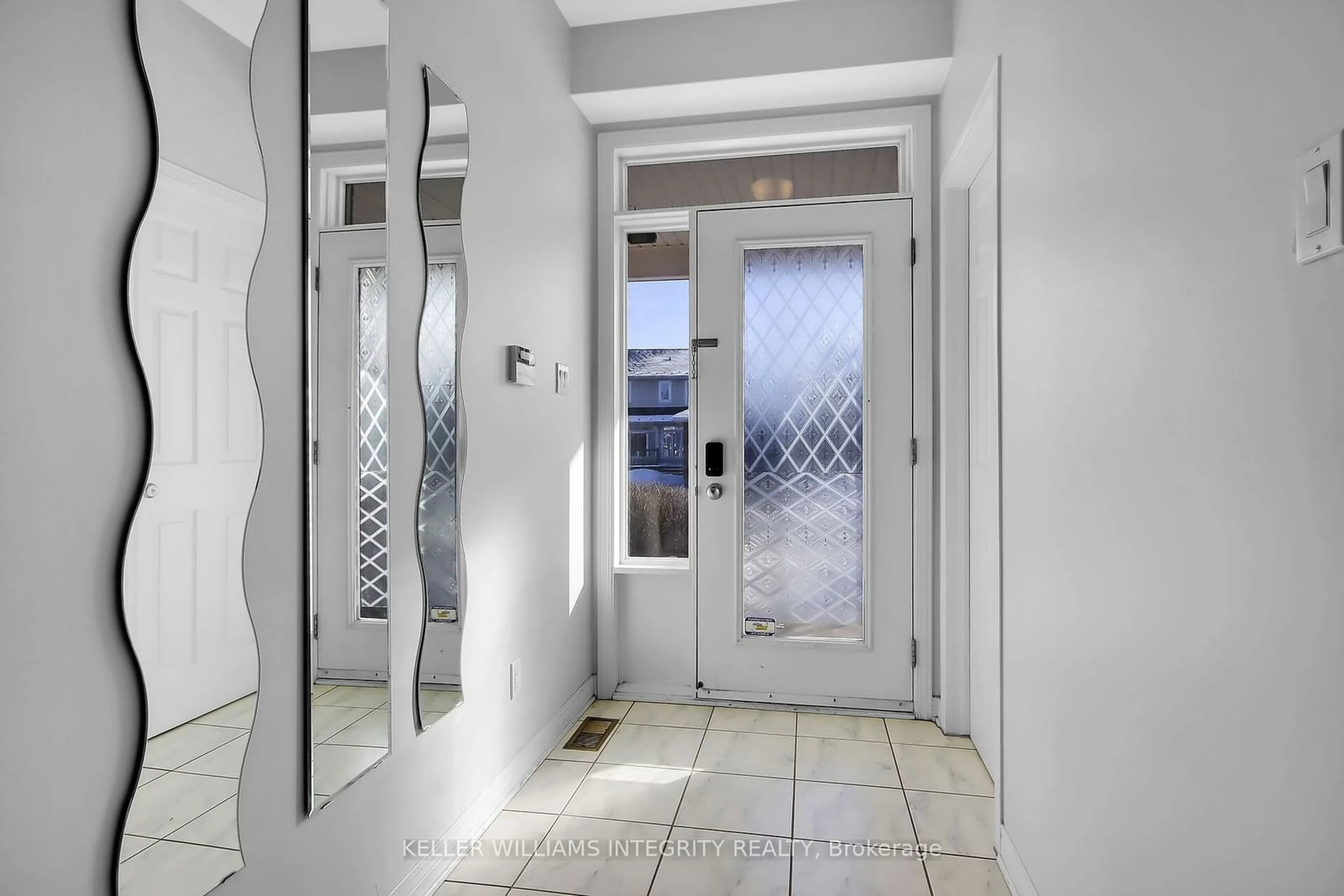 Indoor entryway for 501 Devonwood Circ, Blossom Park - Airport and Area Ontario K1T 4E4