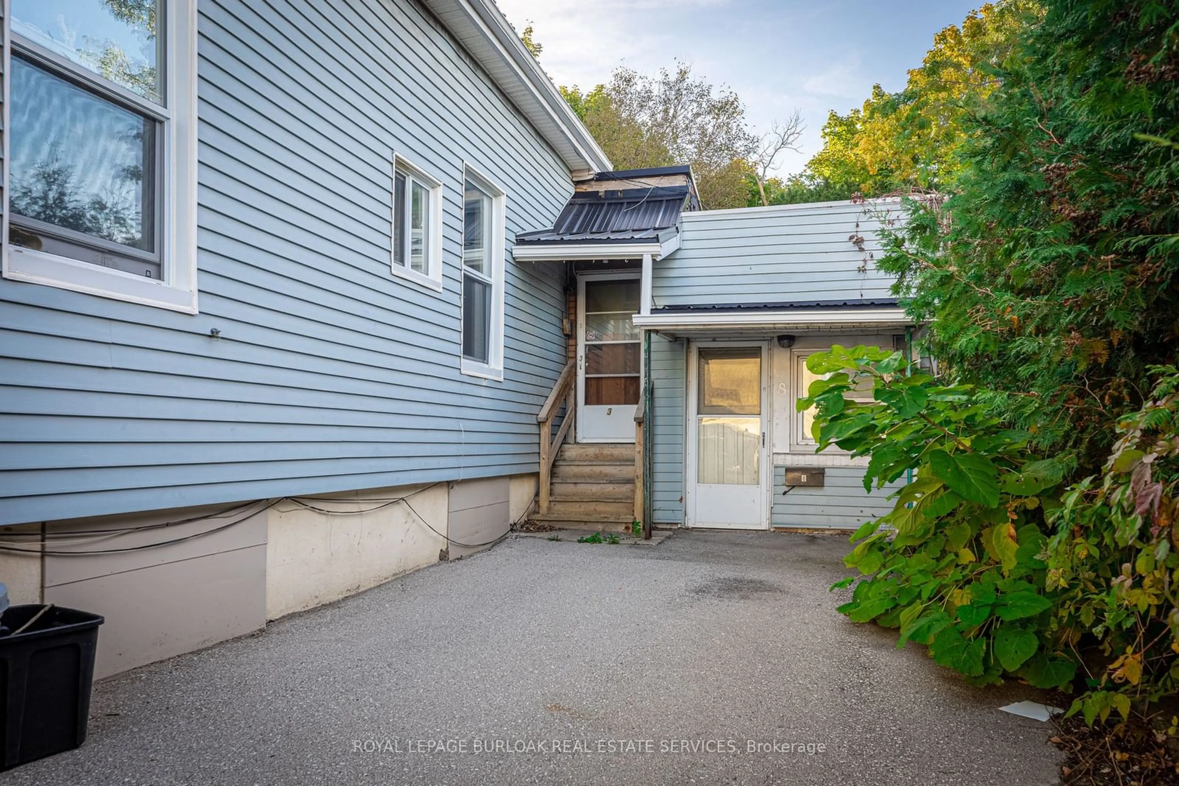 A pic from outside/outdoor area/front of a property/back of a property/a pic from drone, street for 175 Grey St, London Ontario N6B 1G2