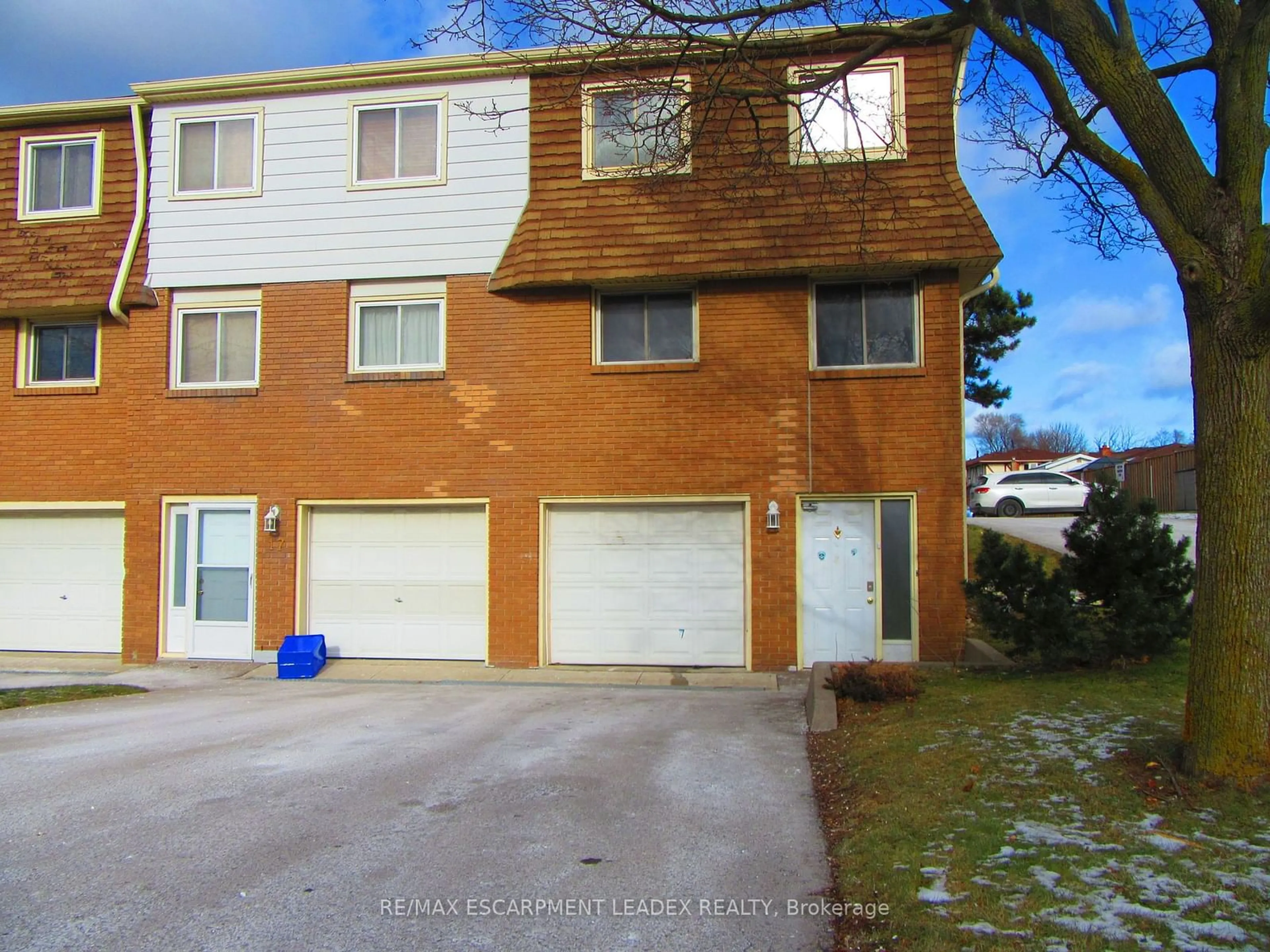 A pic from outside/outdoor area/front of a property/back of a property/a pic from drone, street for 19 BERYL St, Hamilton Ontario L8T 4S7