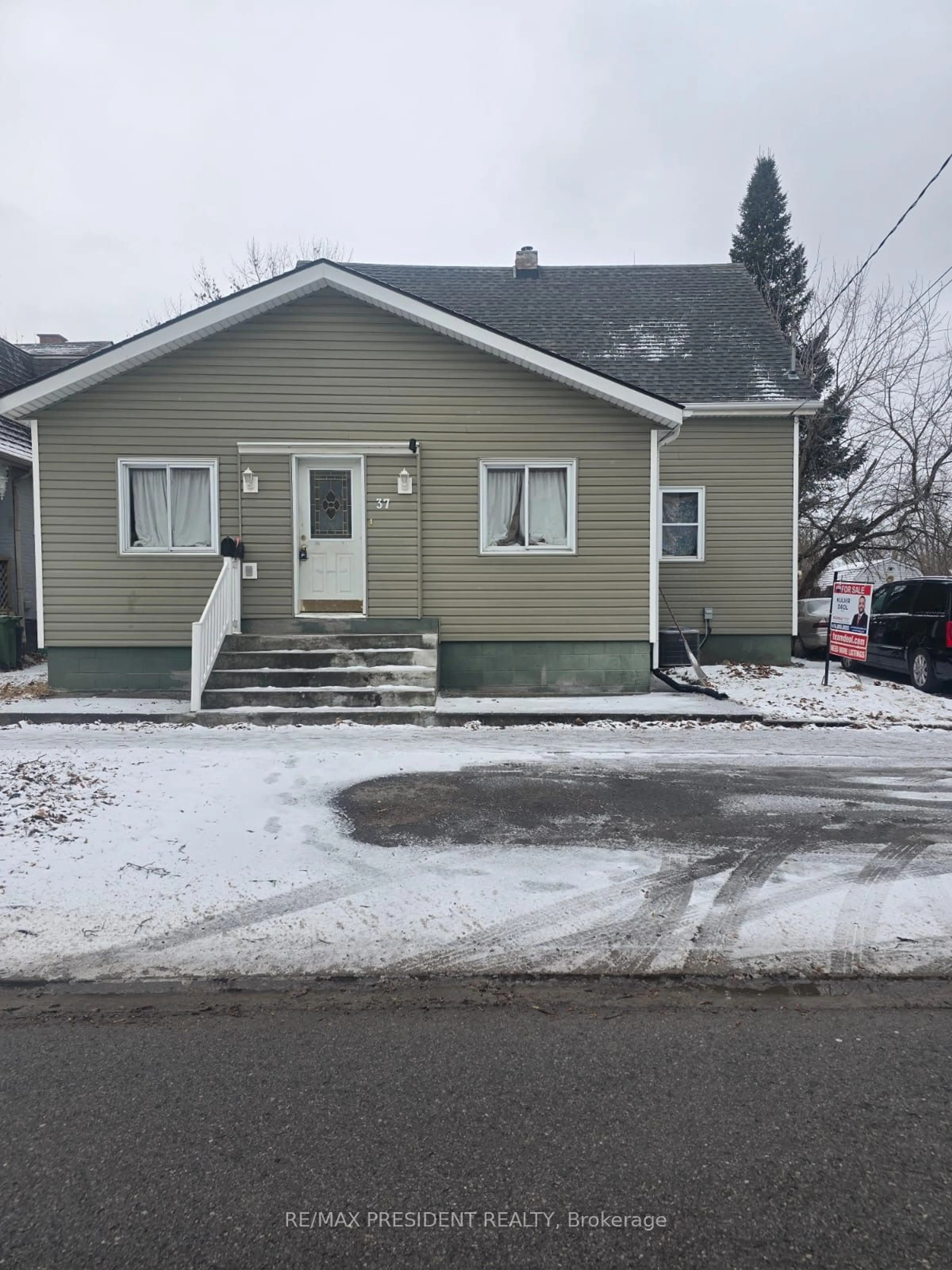 Home with vinyl exterior material, street for 37 Catherine St, St. Catharines Ontario L2R 5E8