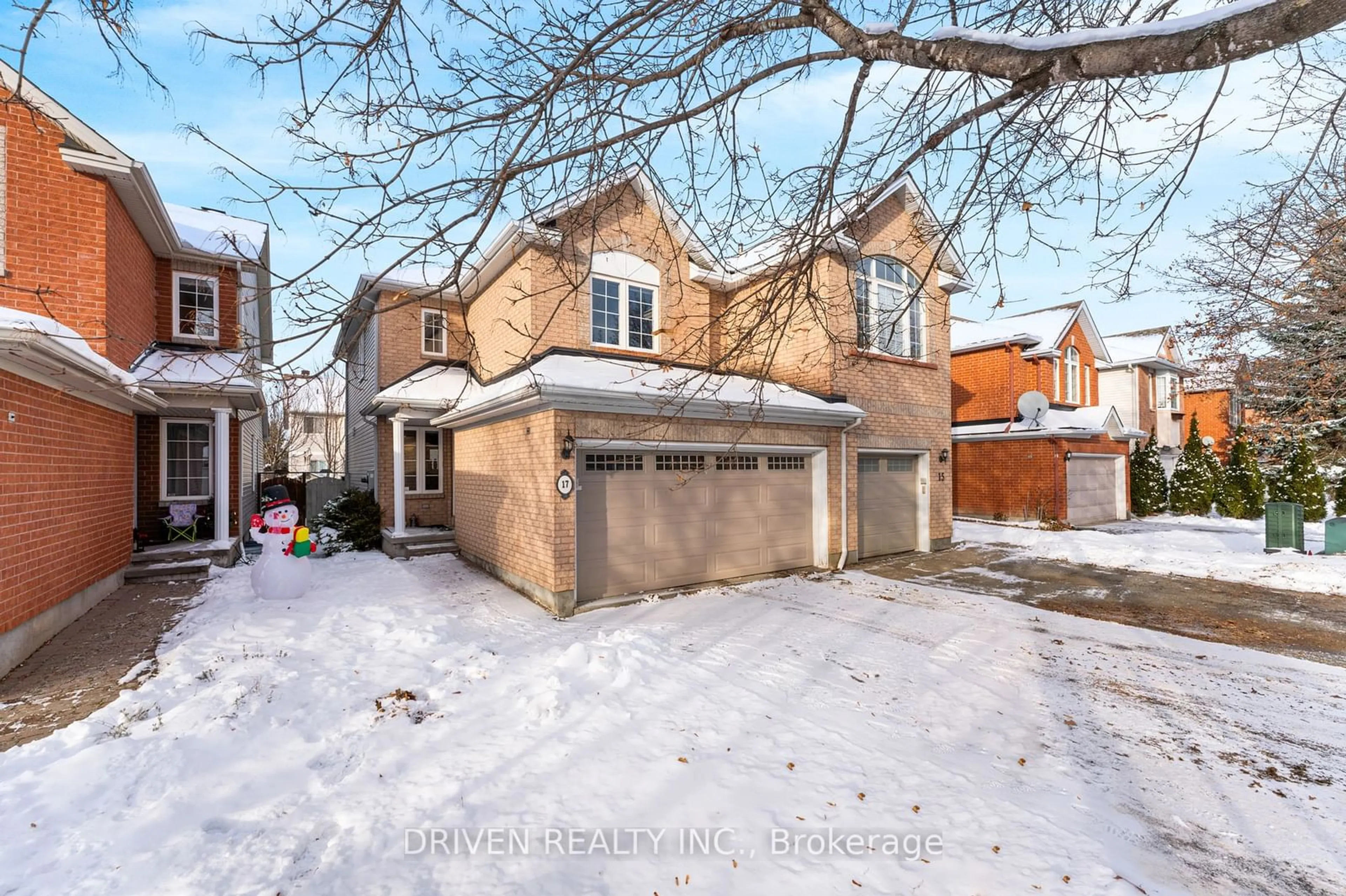 A pic from outside/outdoor area/front of a property/back of a property/a pic from drone, street for 17 Coleridge St, Carlington - Central Park Ontario K2C 4C8