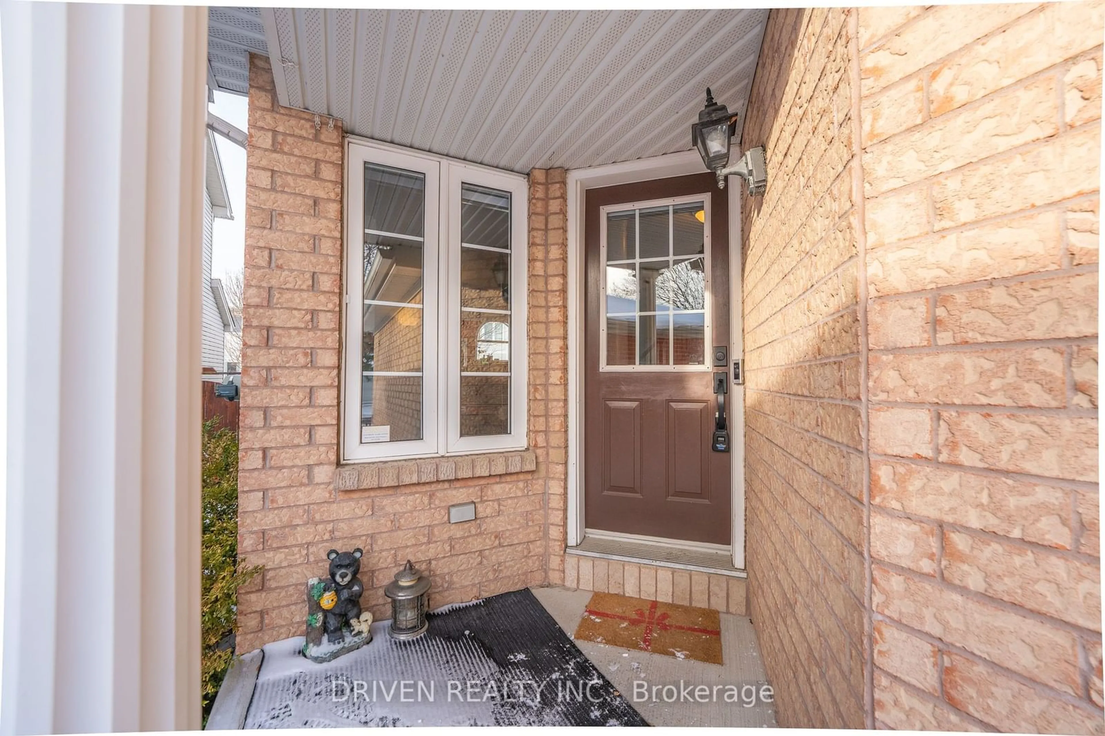 Indoor entryway for 17 Coleridge St, Carlington - Central Park Ontario K2C 4C8