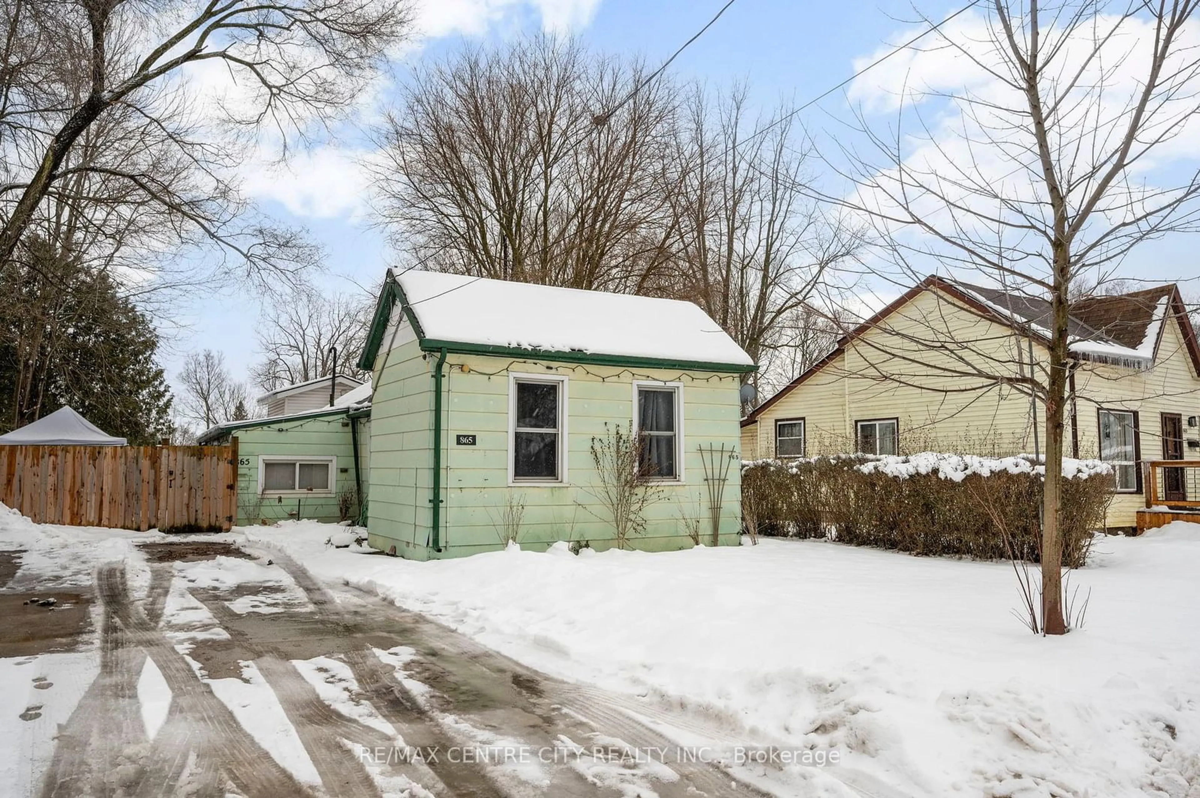 Shed for 865 Van St, London Ontario N5Z 1M8