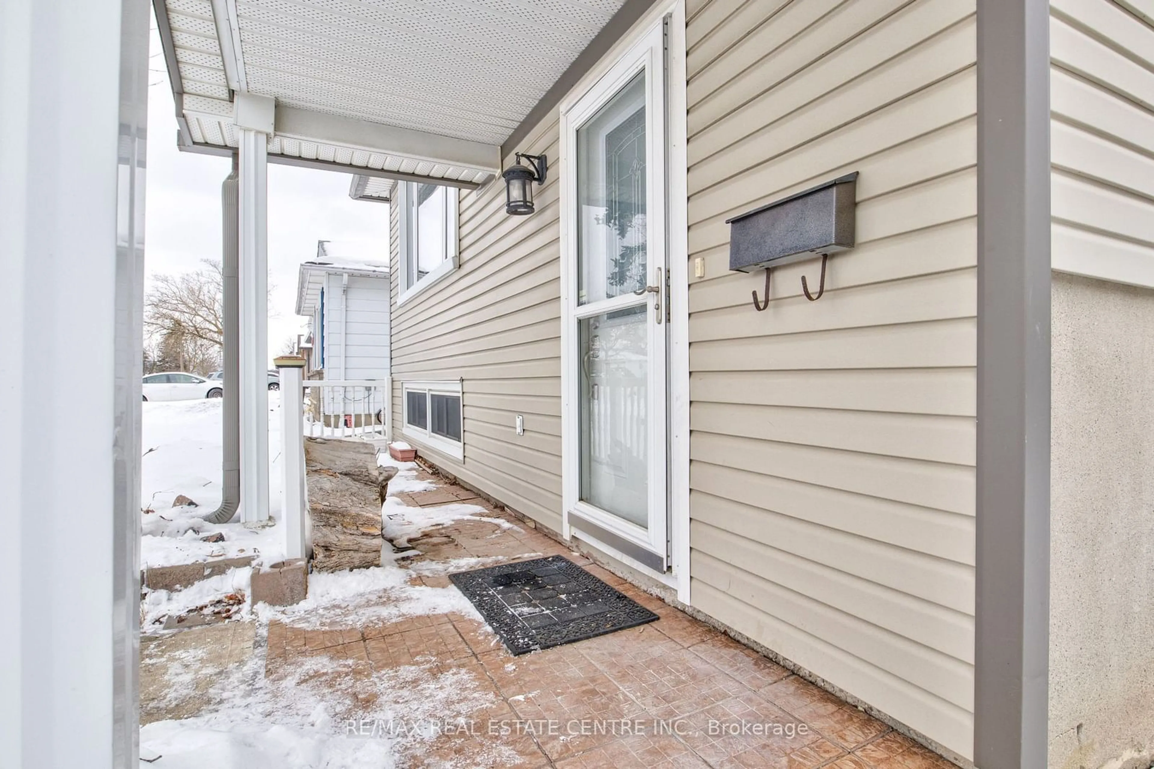 Indoor entryway for 74 Elm Ridge Dr, Kitchener Ontario N2N 1H6