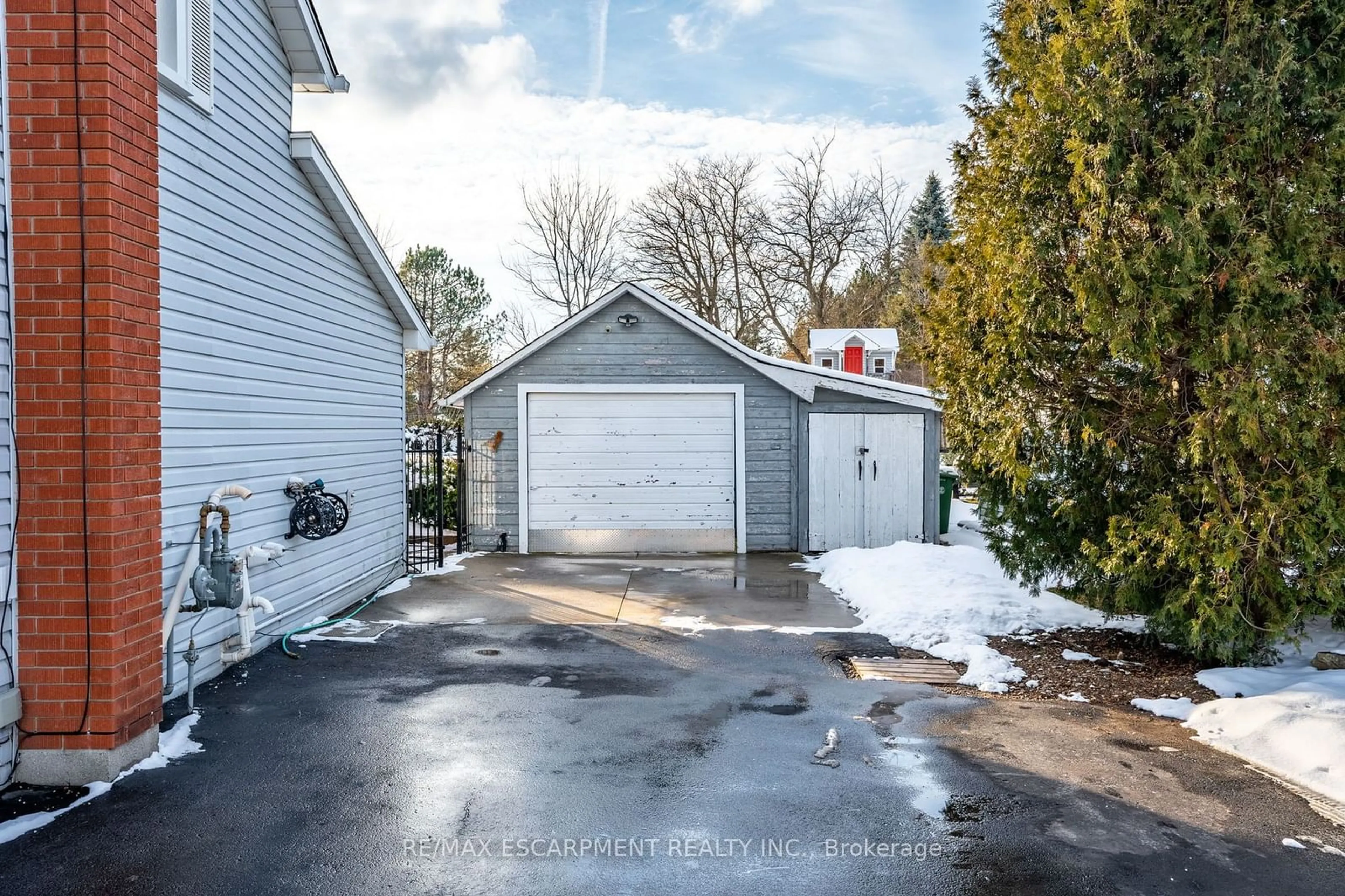 Indoor garage for 1809 Brock Rd, Hamilton Ontario L0R 1K0