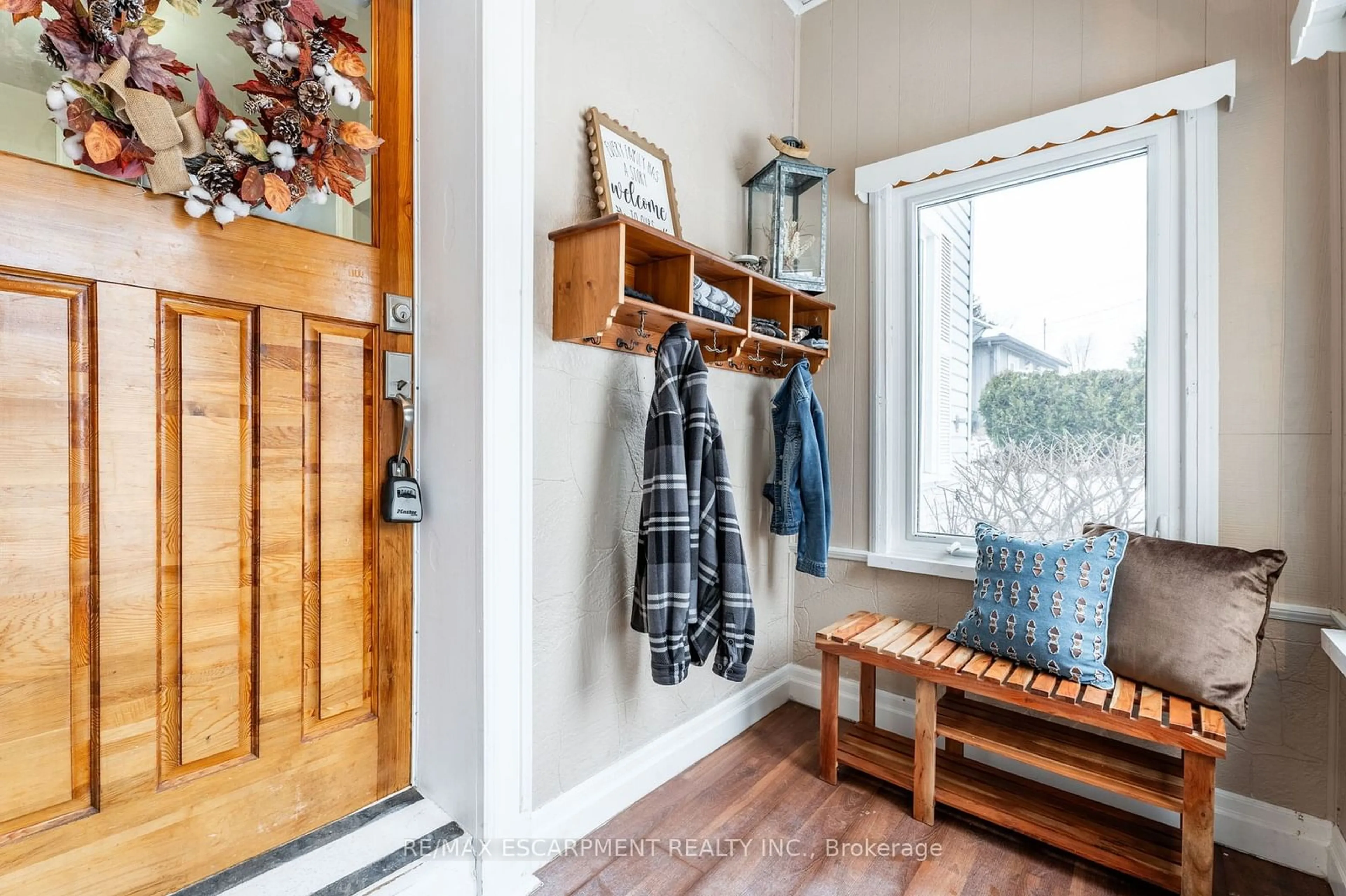 Indoor entryway for 1809 Brock Rd, Hamilton Ontario L0R 1K0