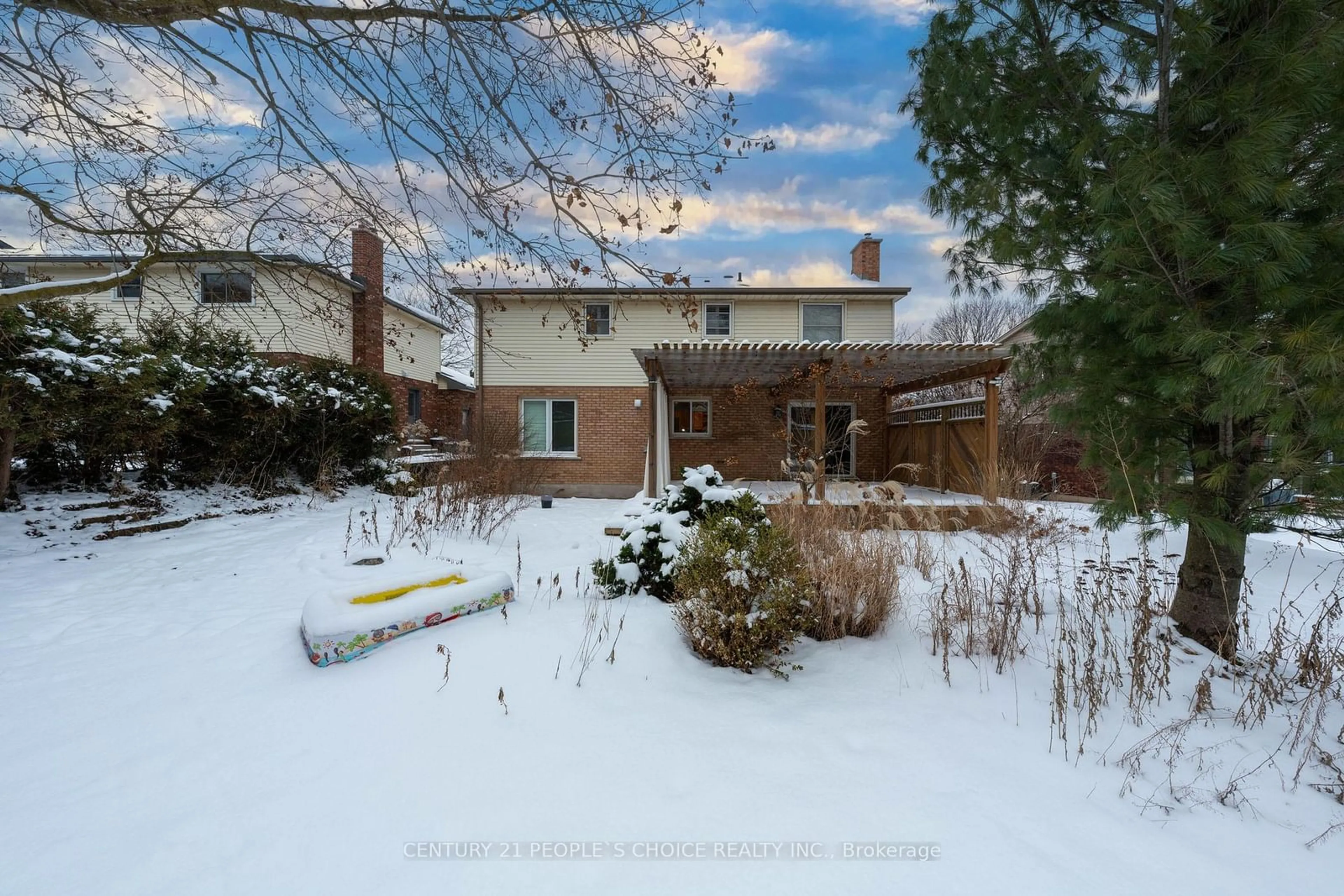 A pic from outside/outdoor area/front of a property/back of a property/a pic from drone, unknown for 15 Birchlawn Ave, Cambridge Ontario N1S 4S1