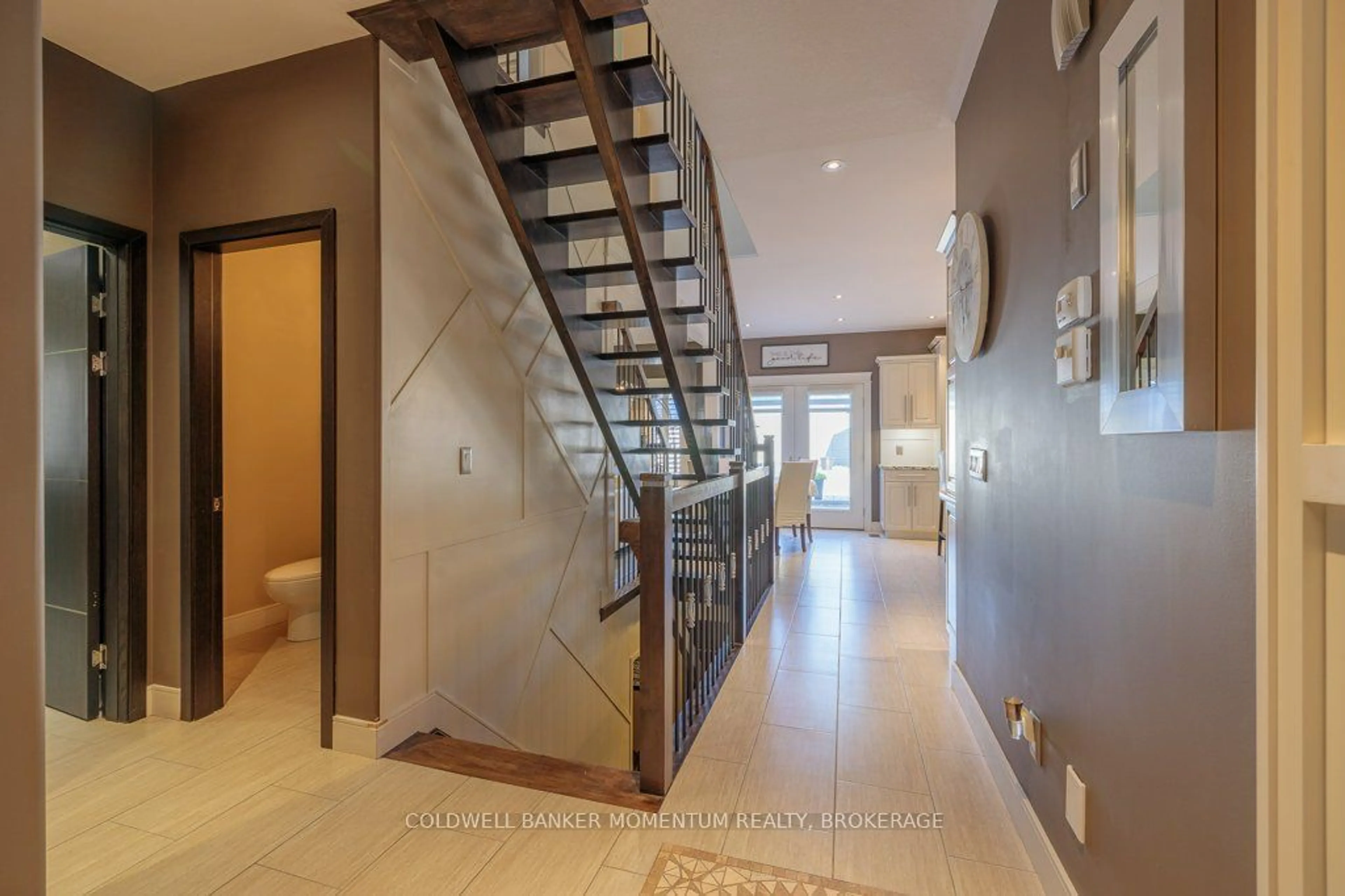 Indoor foyer for 71 Tuliptree Rd, Thorold Ontario L2V 0A6