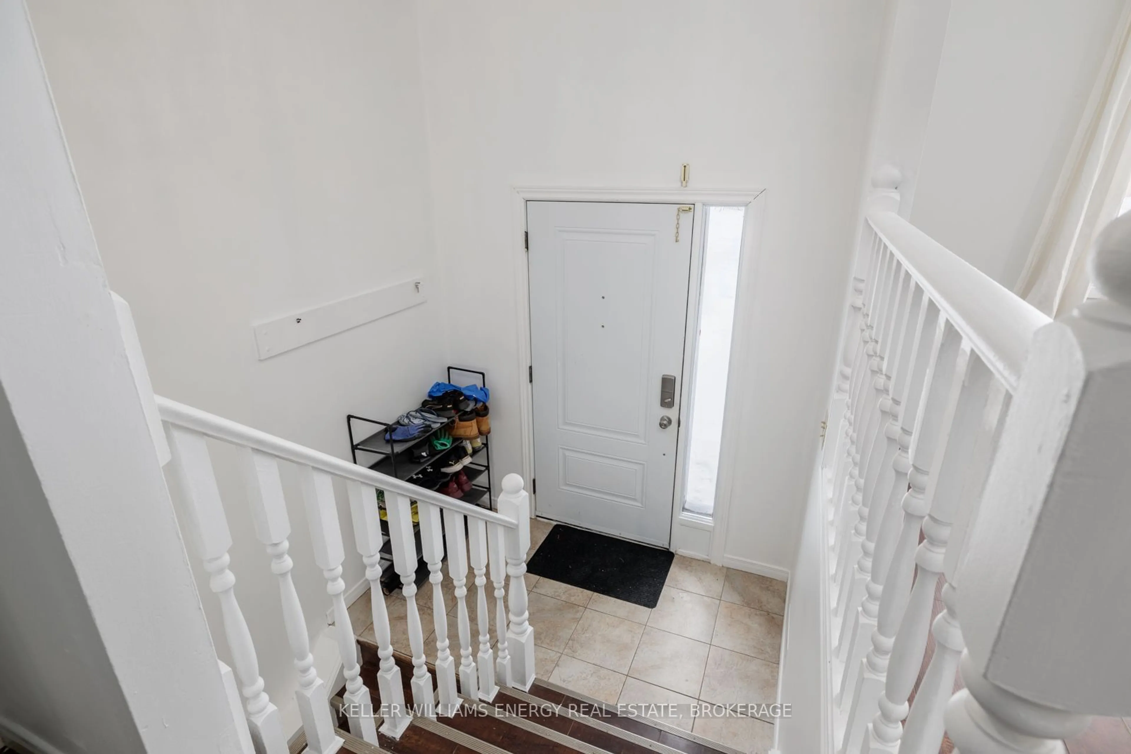 Indoor foyer for 62 Autumn Pl, St. Catharines Ontario L2P 3W8