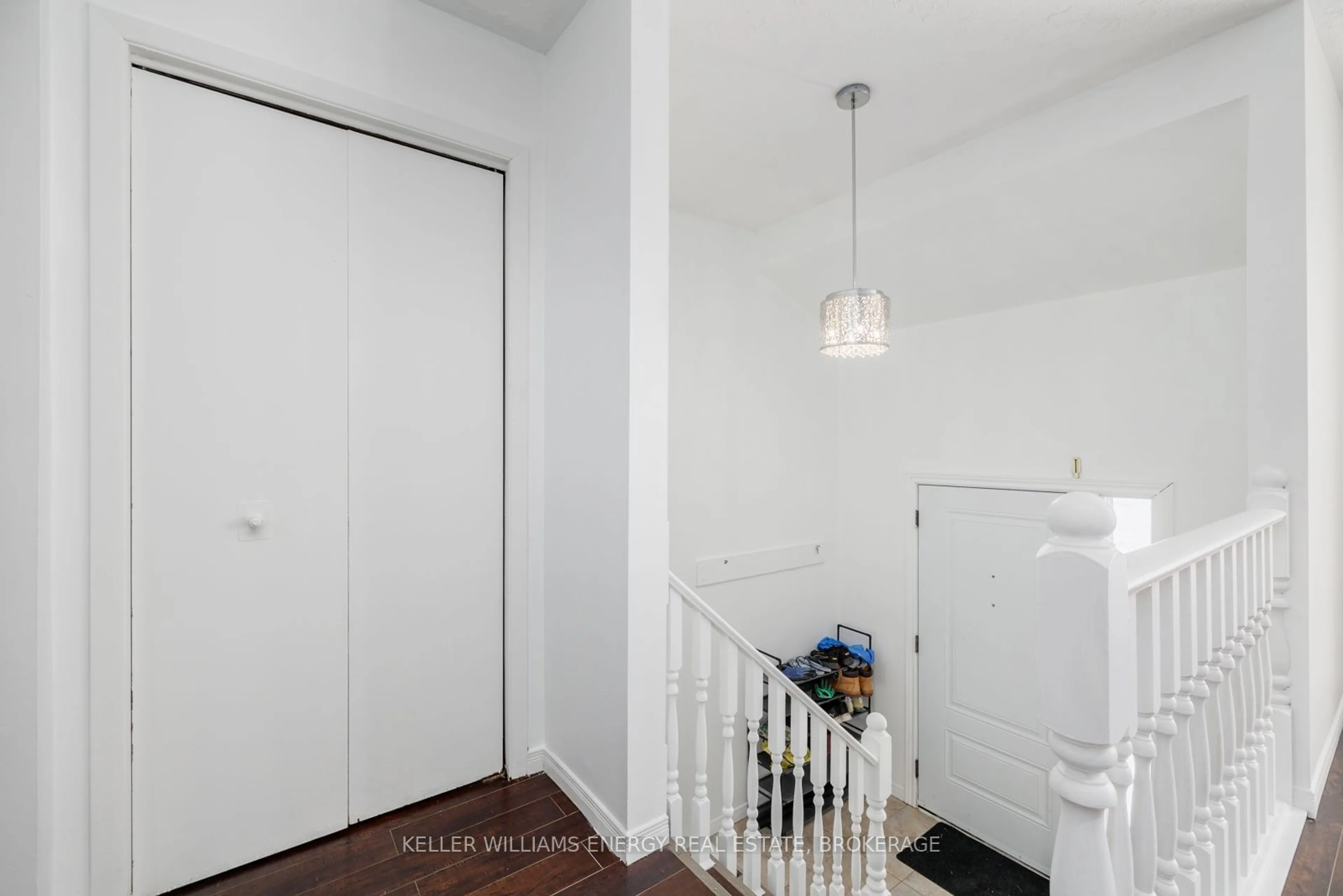 Indoor entryway for 62 Autumn Pl, St. Catharines Ontario L2P 3W8