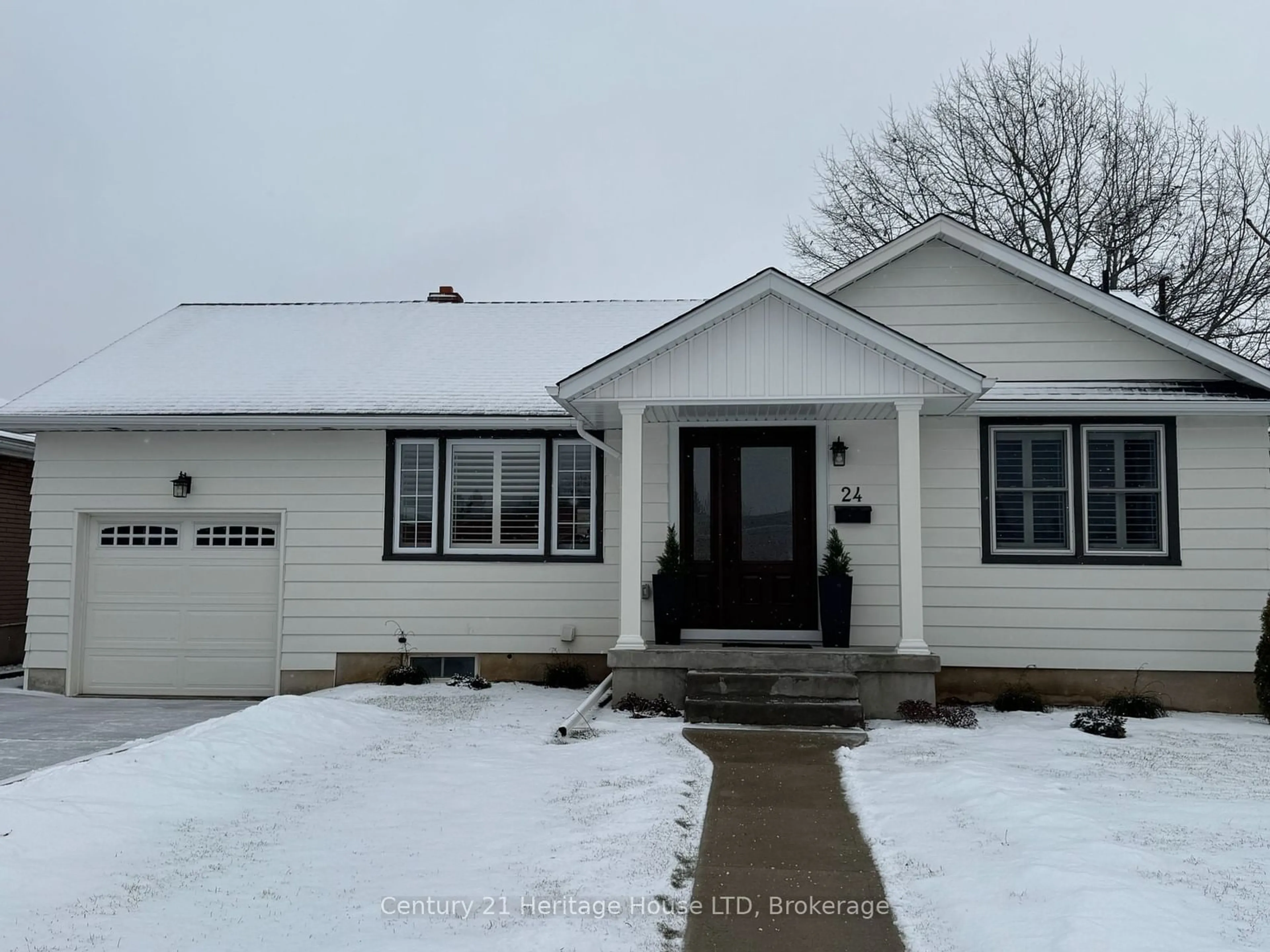 Home with vinyl exterior material, street for 24 Whyte Ave, Thorold Ontario L2V 2T3