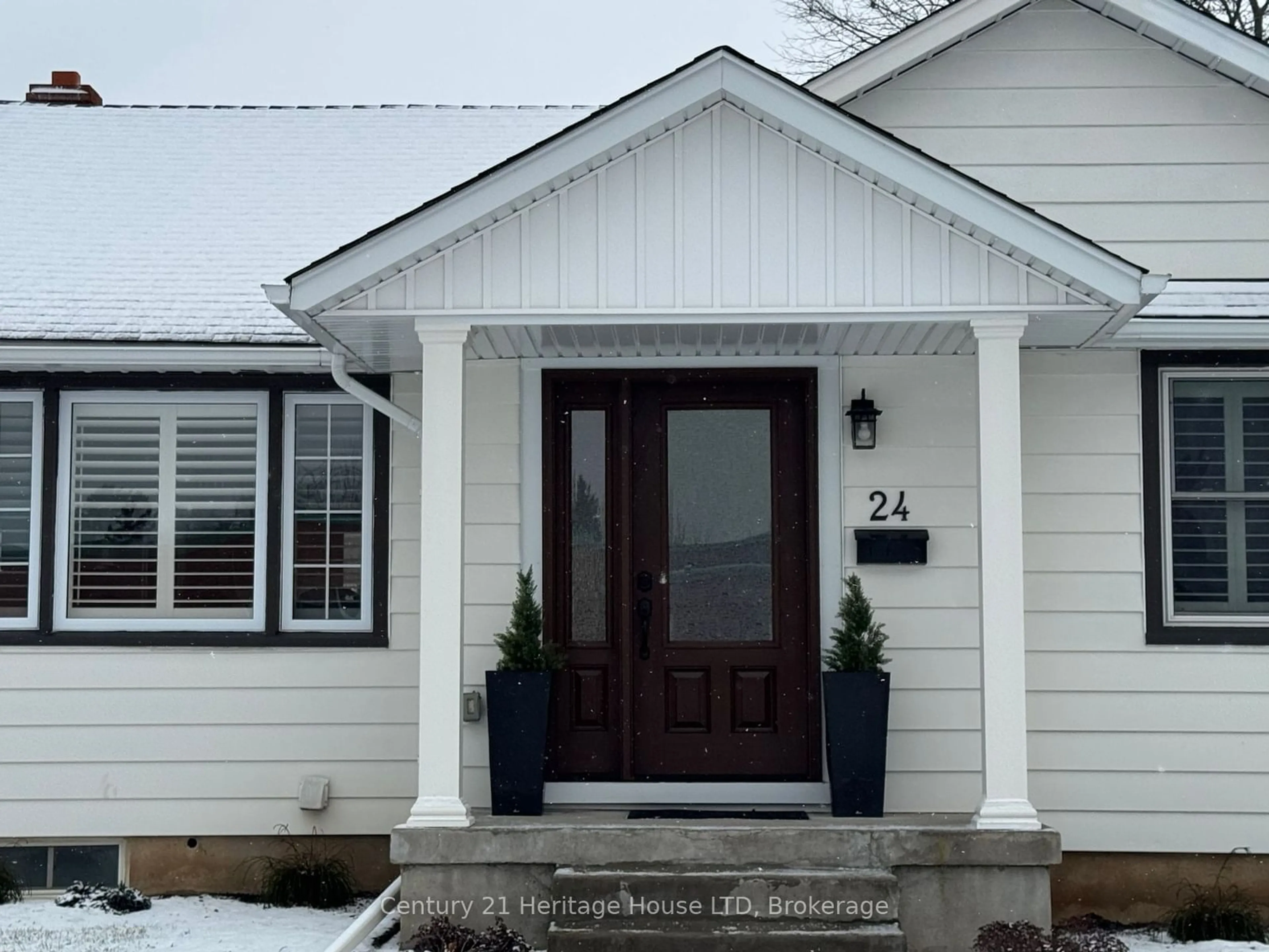 Indoor entryway for 24 Whyte Ave, Thorold Ontario L2V 2T3