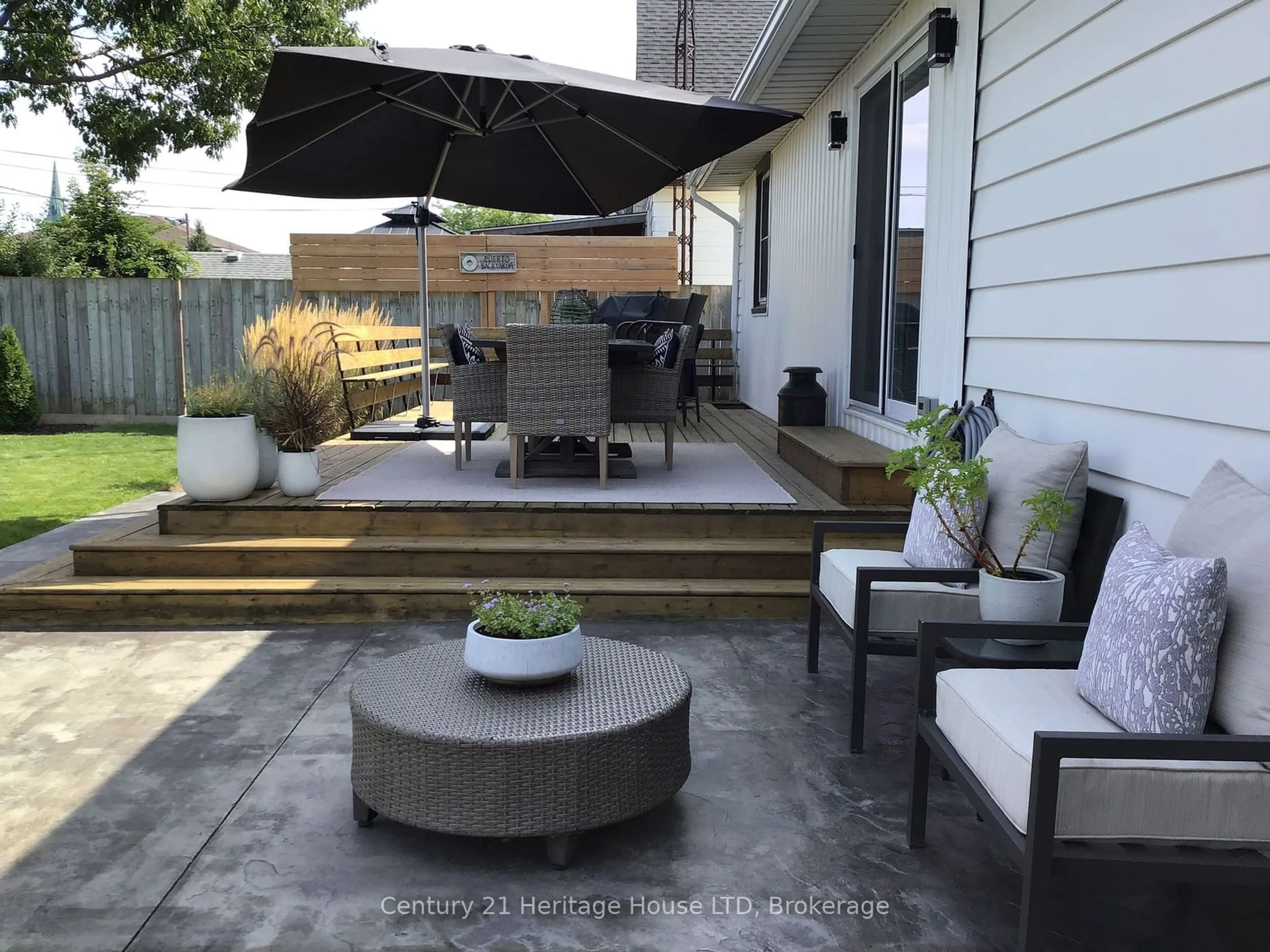 Patio, street for 24 Whyte Ave, Thorold Ontario L2V 2T3