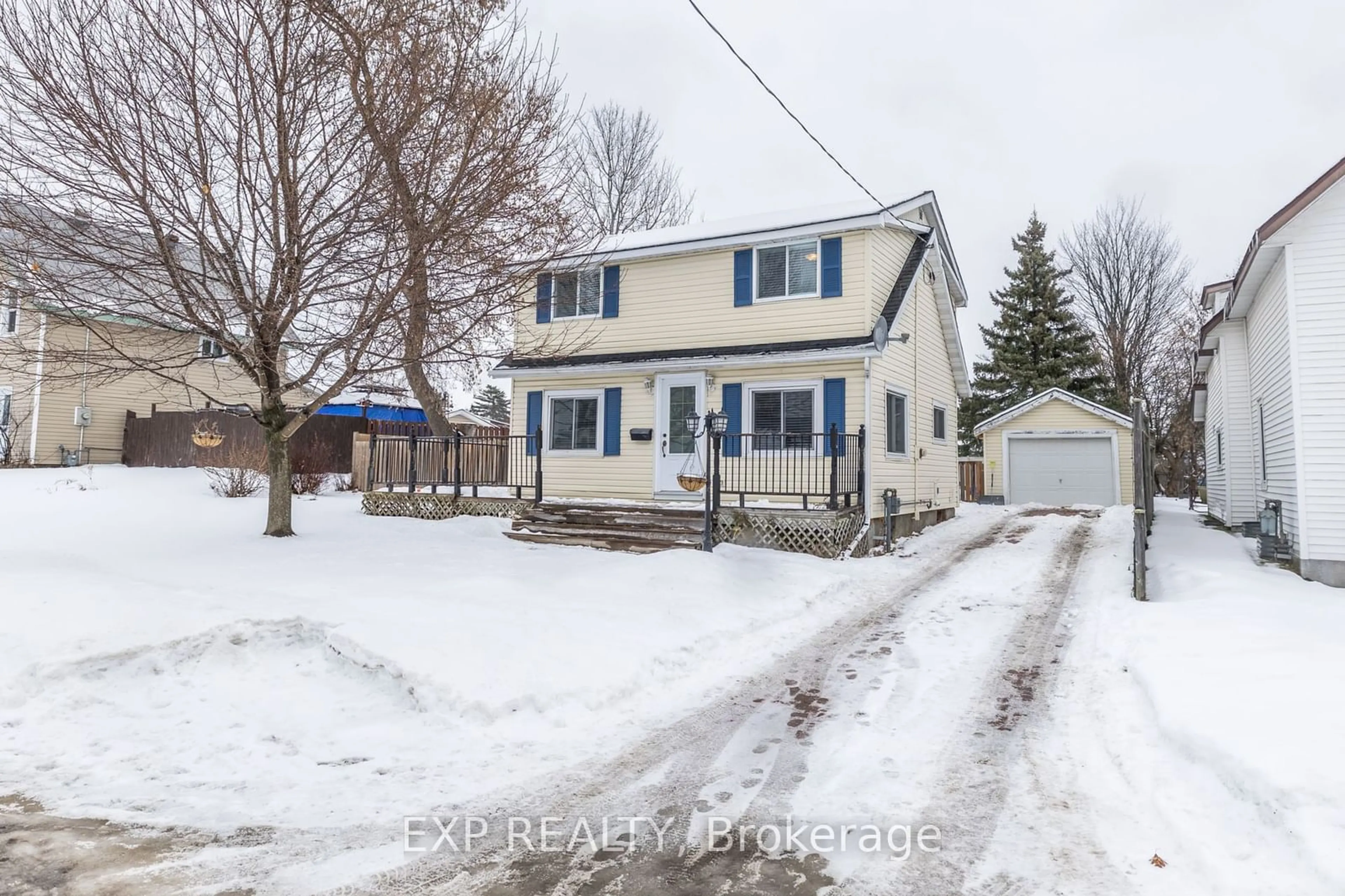 A pic from outside/outdoor area/front of a property/back of a property/a pic from drone, street for 407 Lynn St, Pembroke Ontario K8A 4Y4