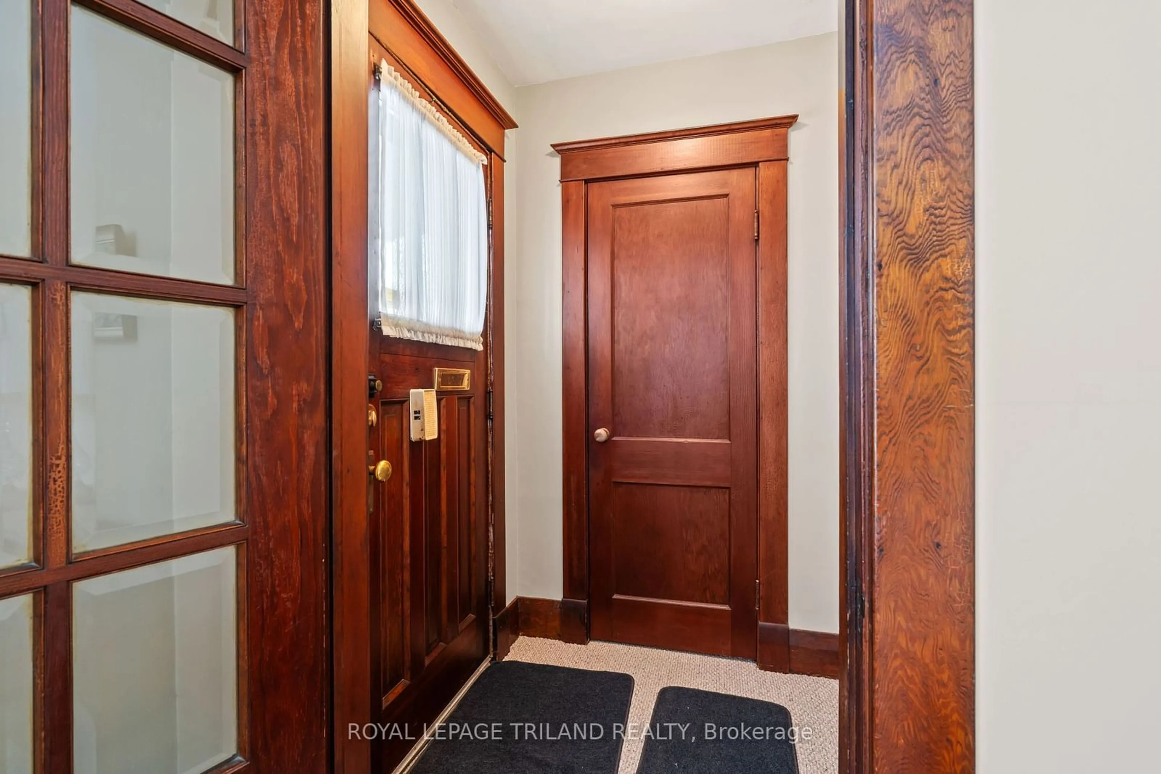 Indoor entryway for 78 Cathcart St, London Ontario N6C 3M1