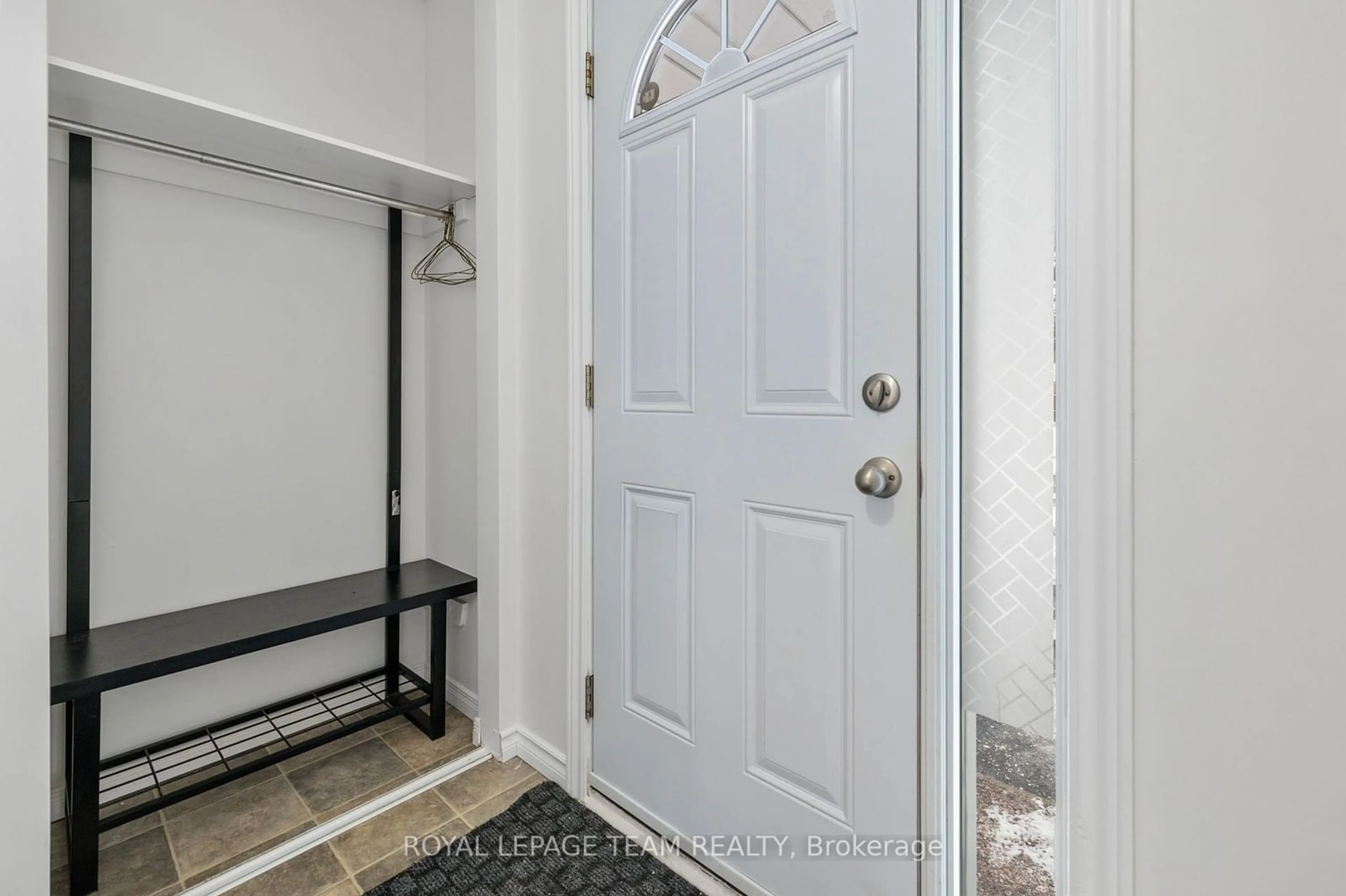 Indoor entryway for 2281 Orient Park Dr, Blackburn Hamlet Ontario K1B 4Y2