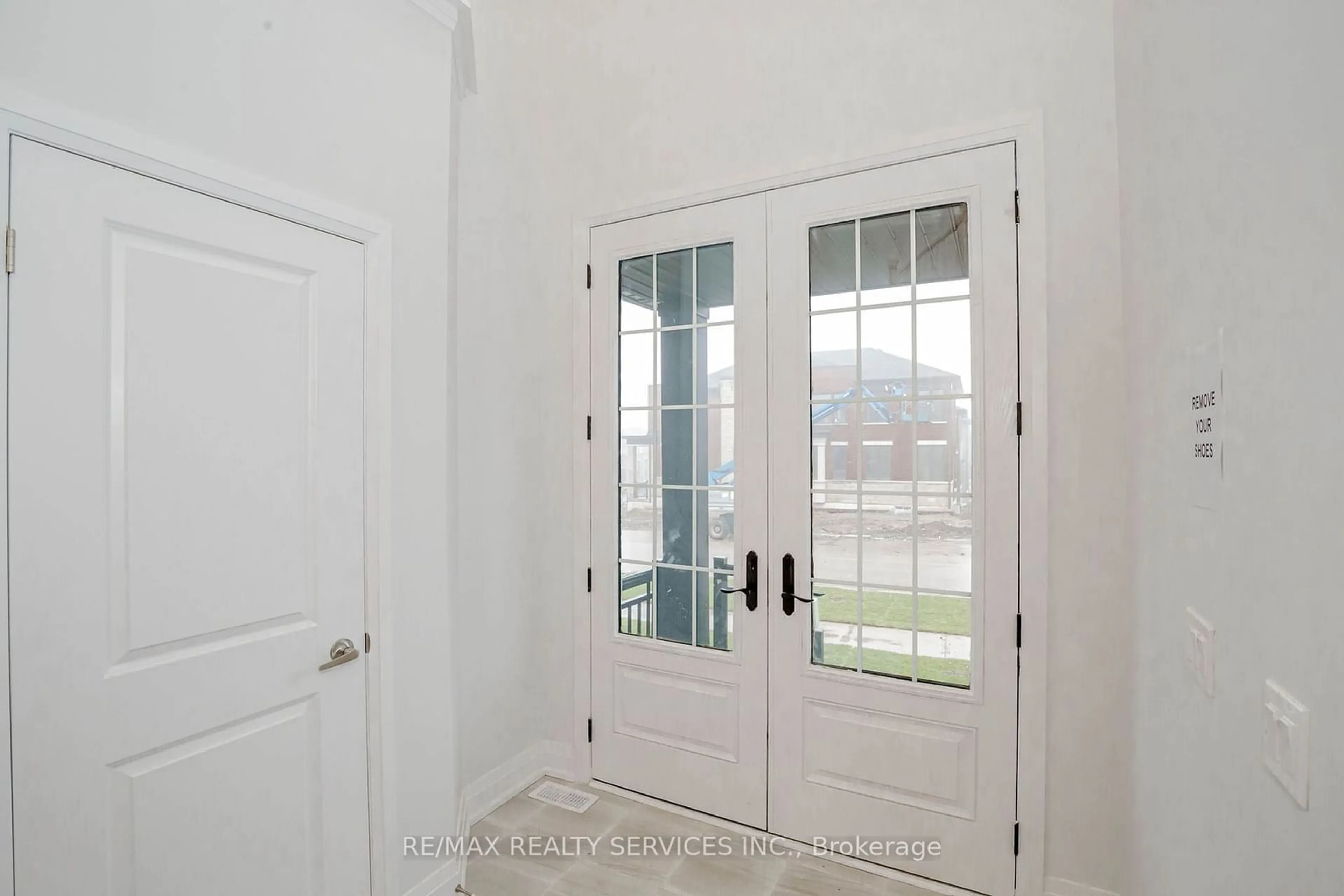 Indoor entryway for 861 Knights Lane, Woodstock Ontario N4T 0P7