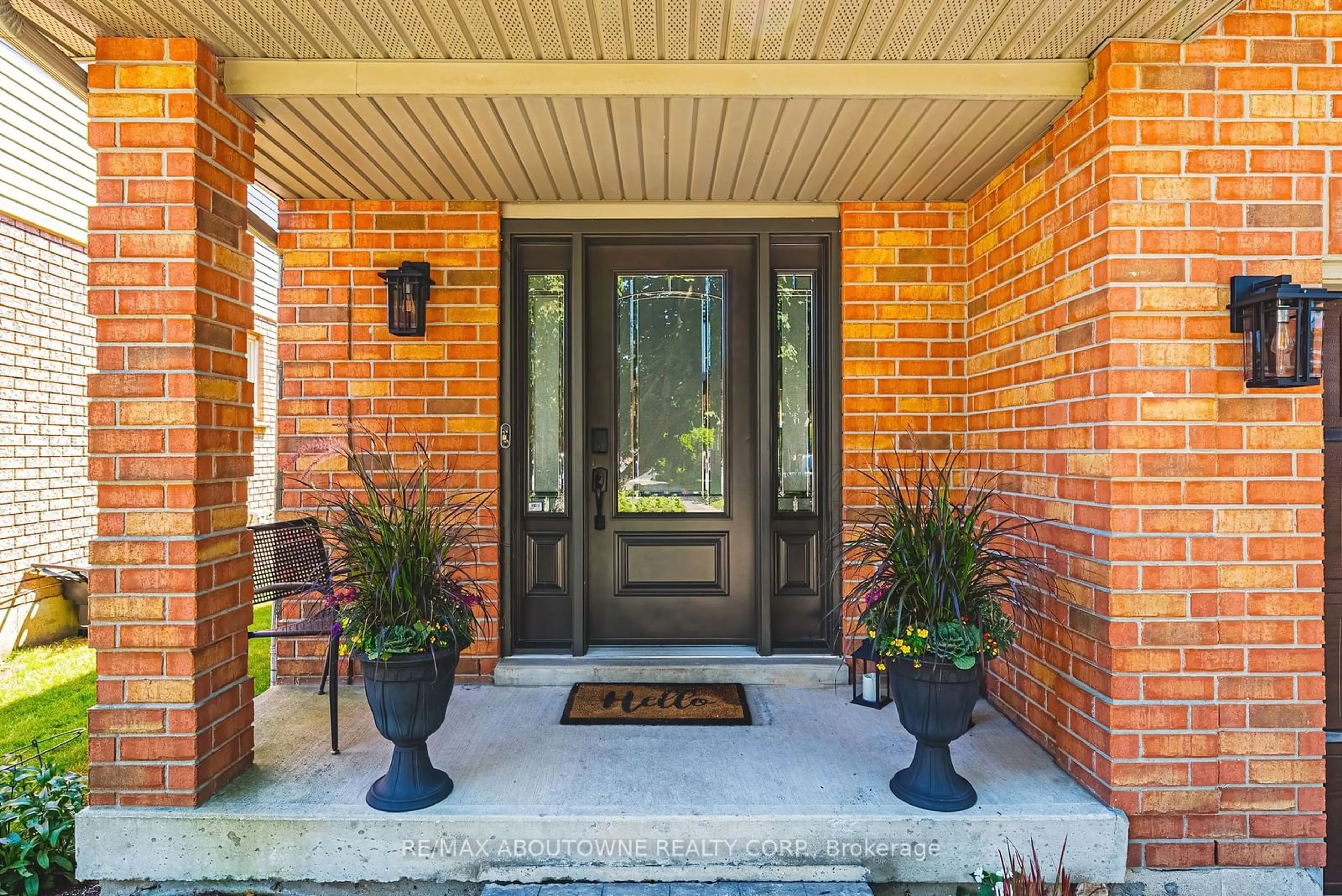 Indoor entryway for 94 Valmont St, Hamilton Ontario L9G 4Z4