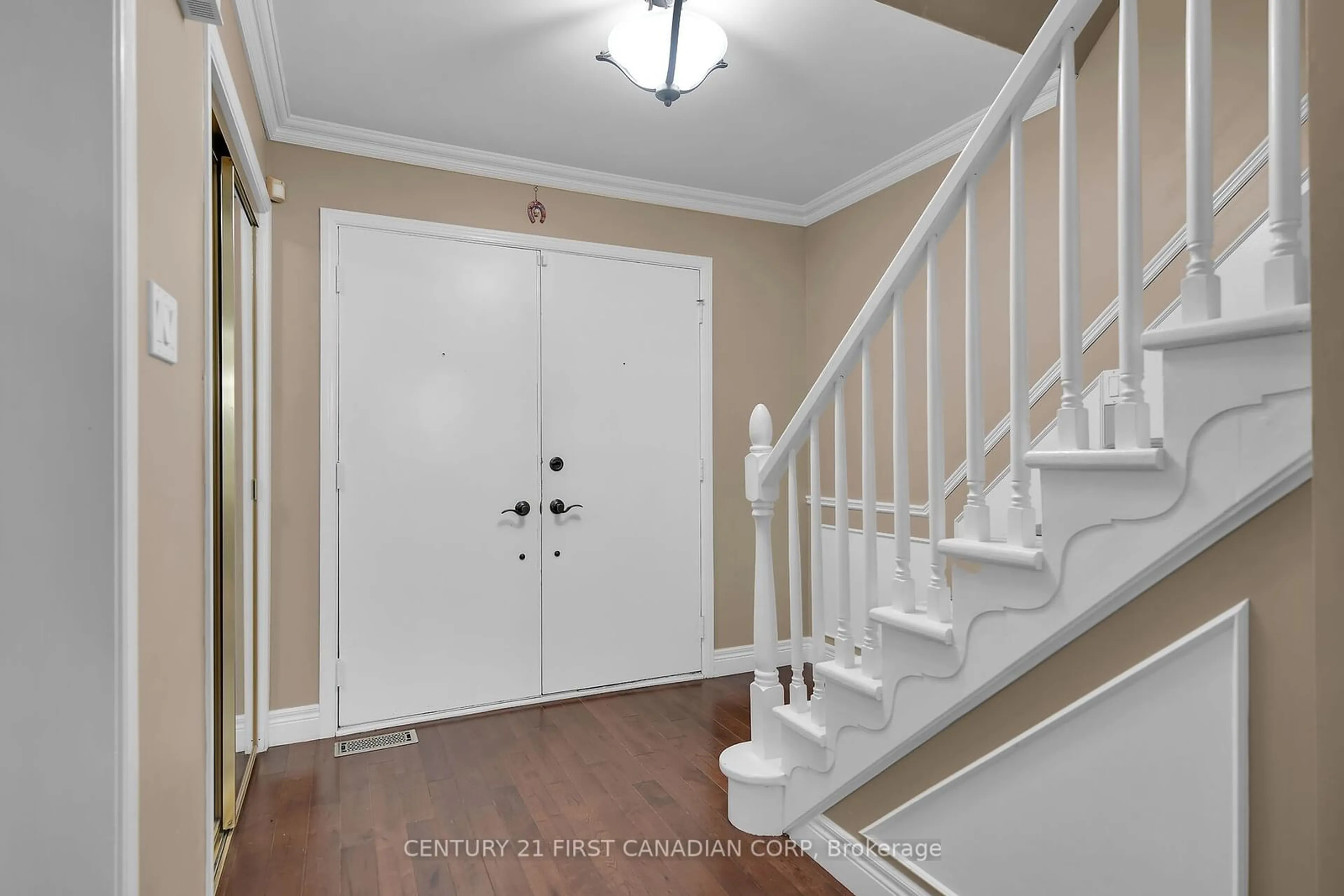 Indoor entryway for 43 Camden Pl, London Ontario N5X 2K5