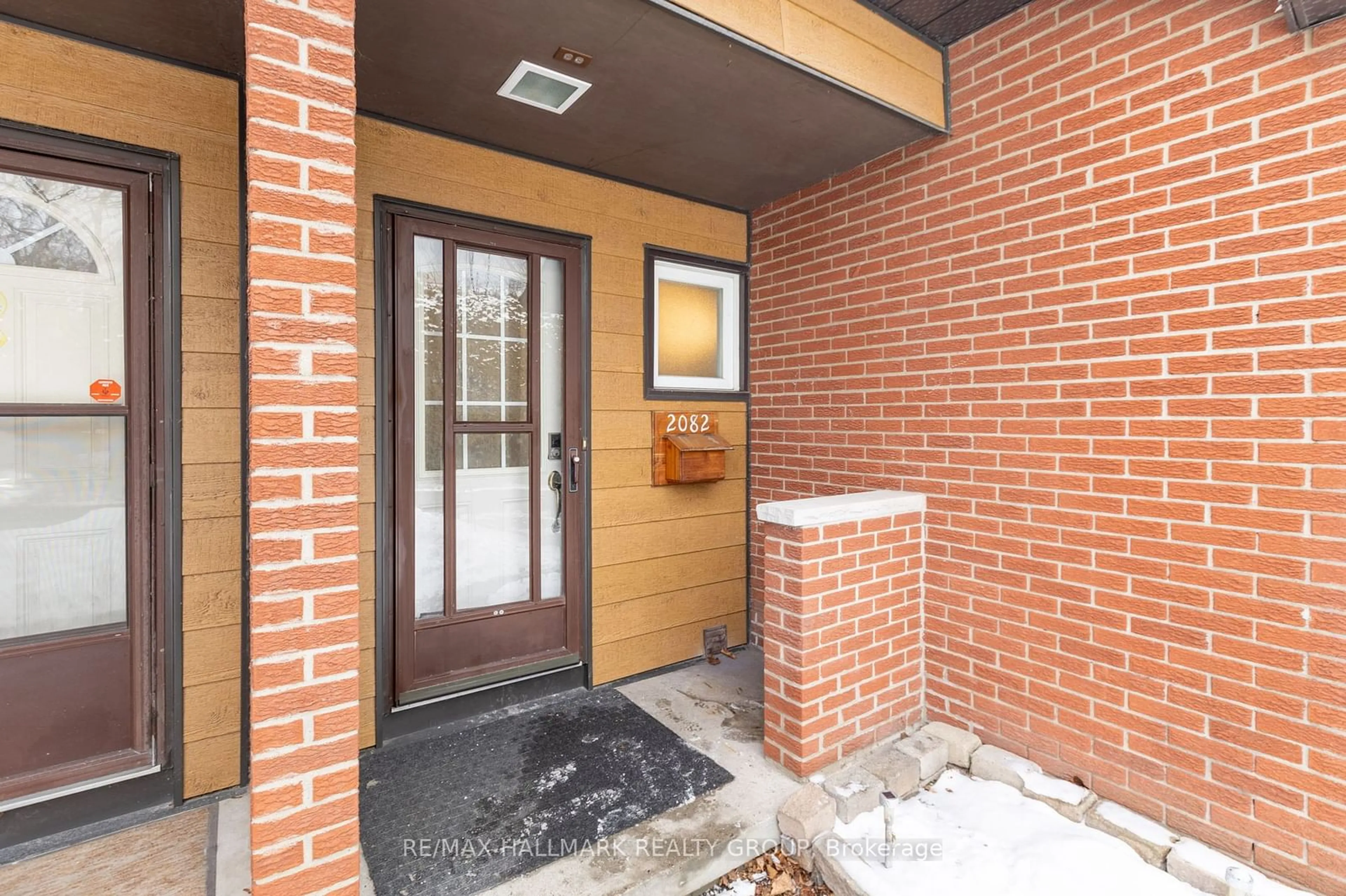 Indoor entryway for 2082 Orient Park Dr #54, Blackburn Hamlet Ontario K1B 4V9