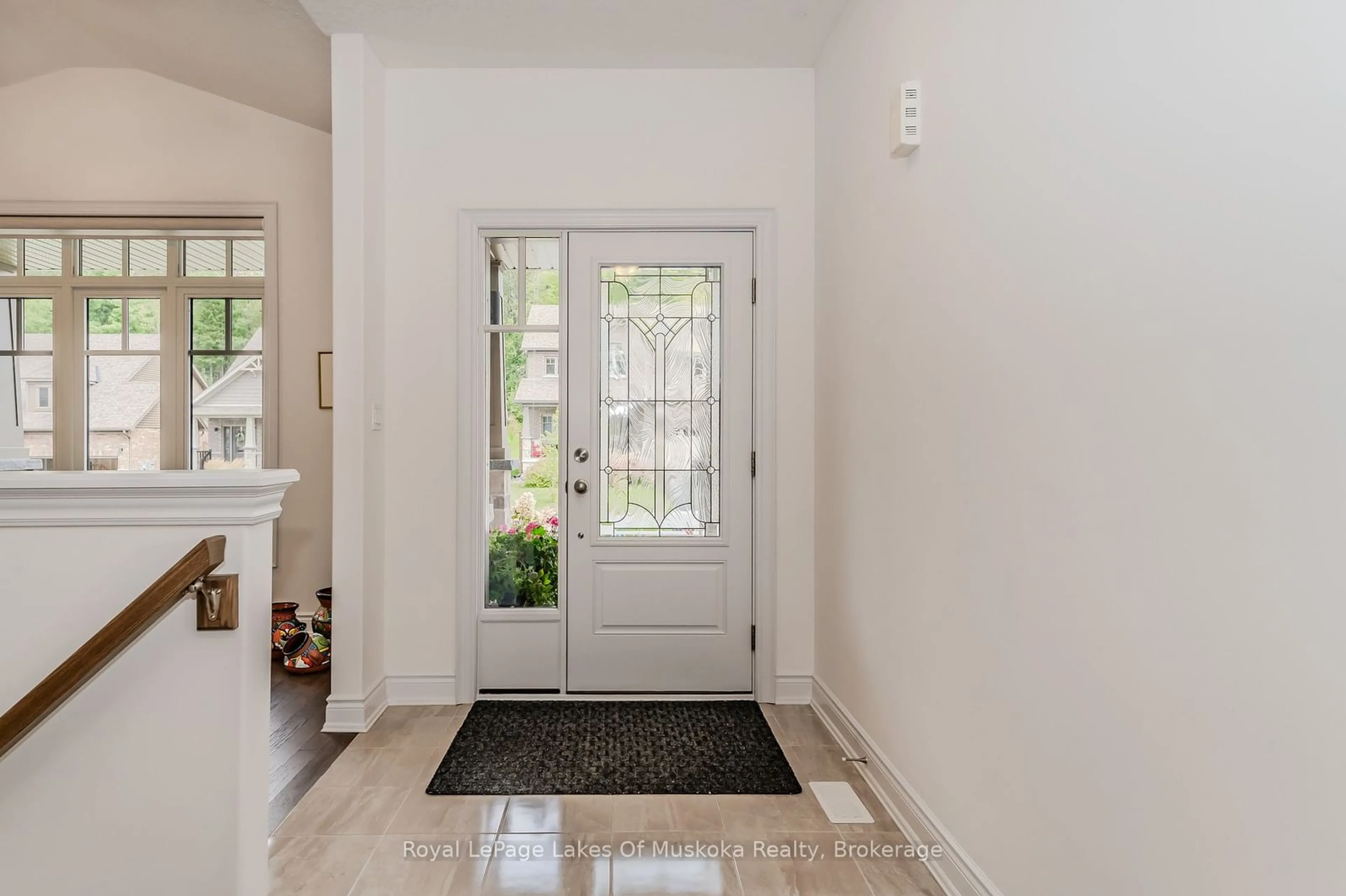 Indoor entryway for 51 Selkirk Dr, Huntsville Ontario P1H 2N8