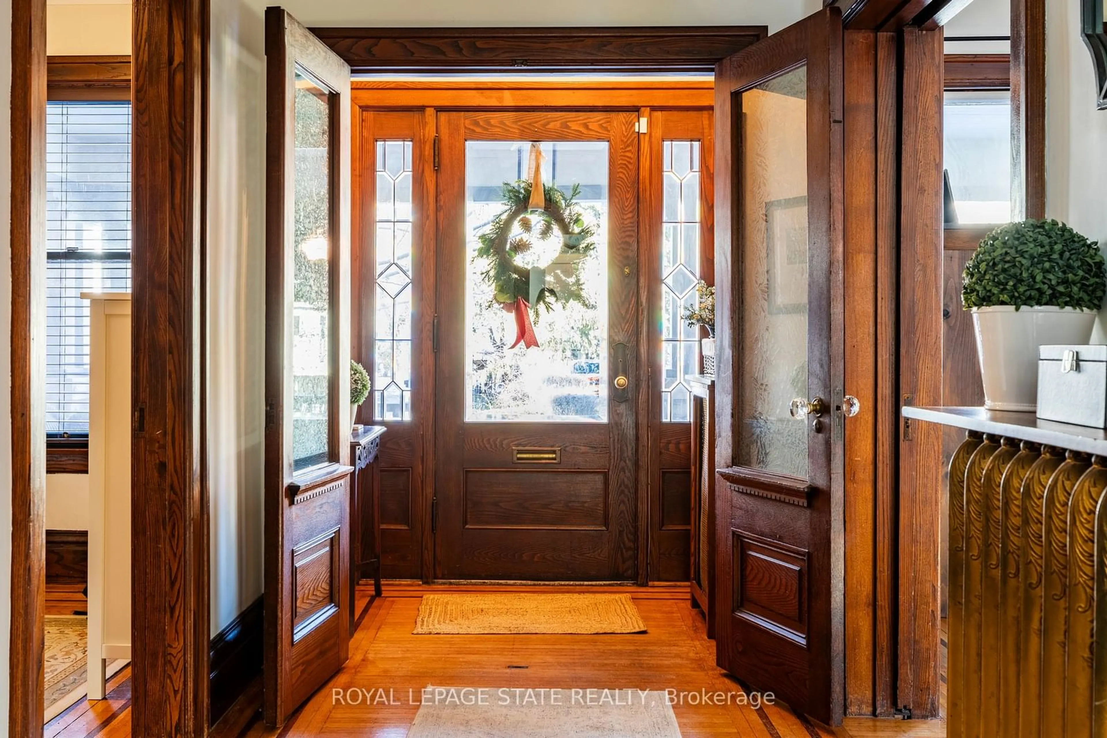 Indoor entryway for 122 Melville St, Hamilton Ontario L9H 2A5