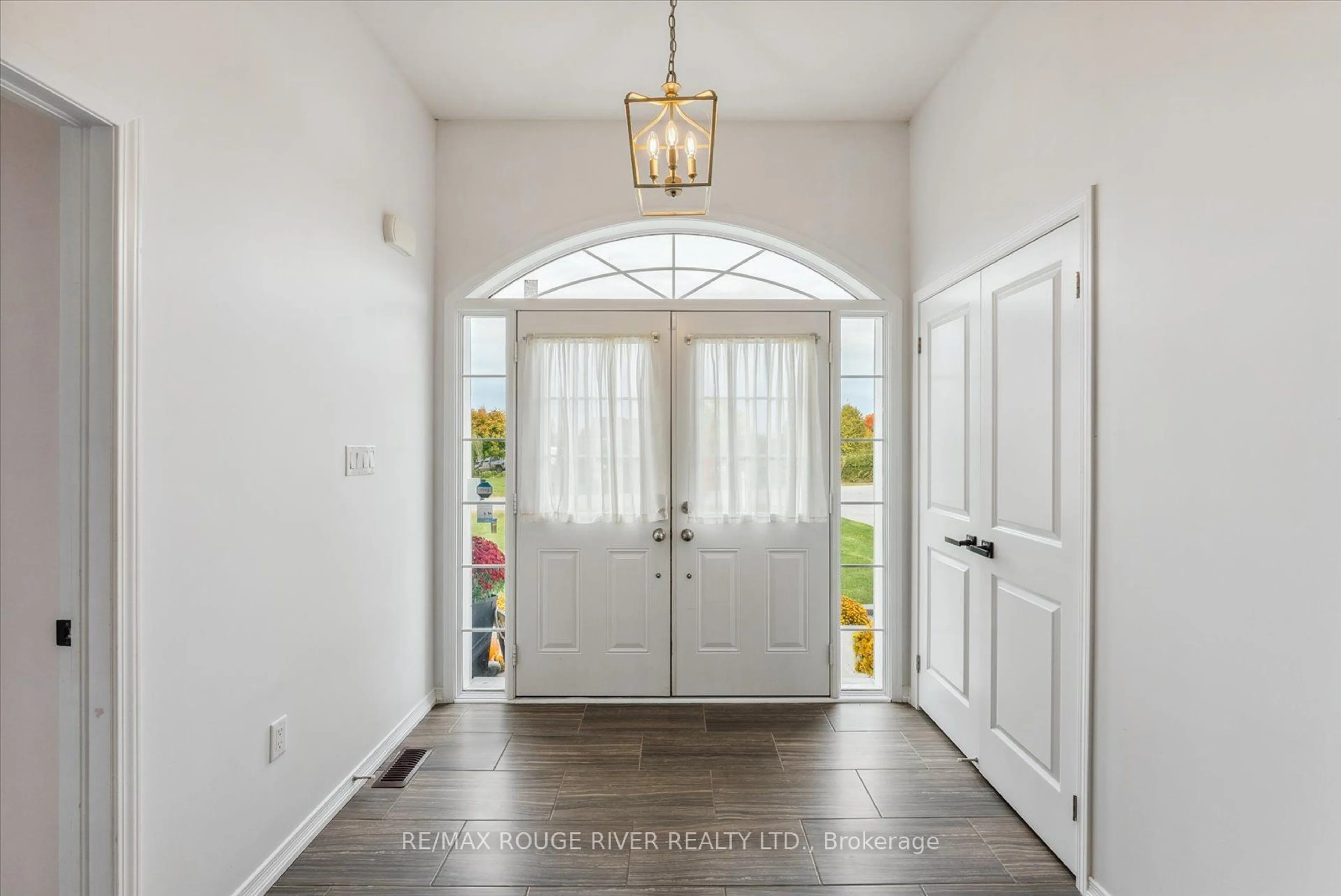 Indoor entryway for 73 Songbird Cres, Kawartha Lakes Ontario K9V 0A9