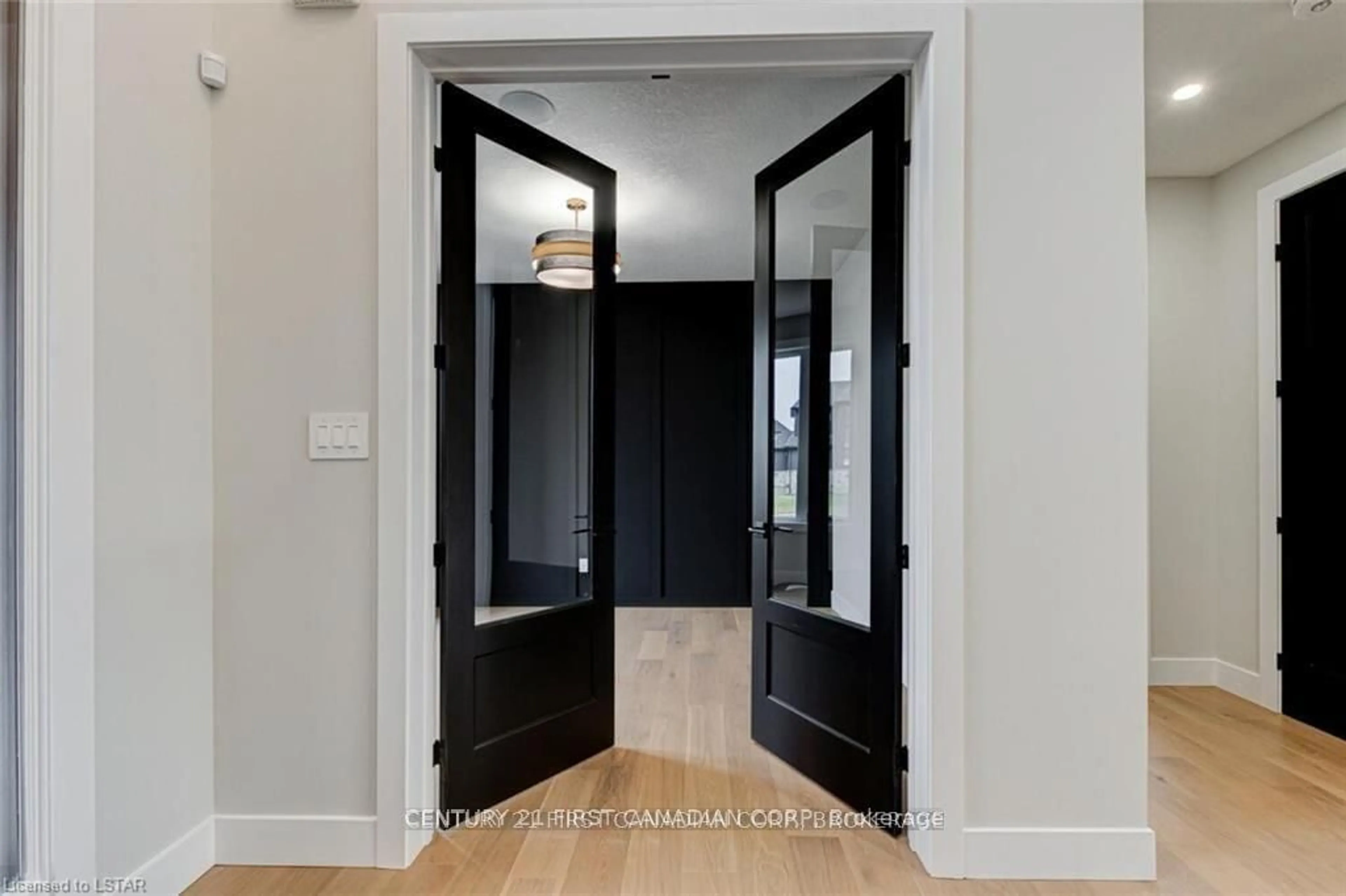 Indoor entryway for 129 ASPEN Circ, Thames Centre Ontario N0M 2P0