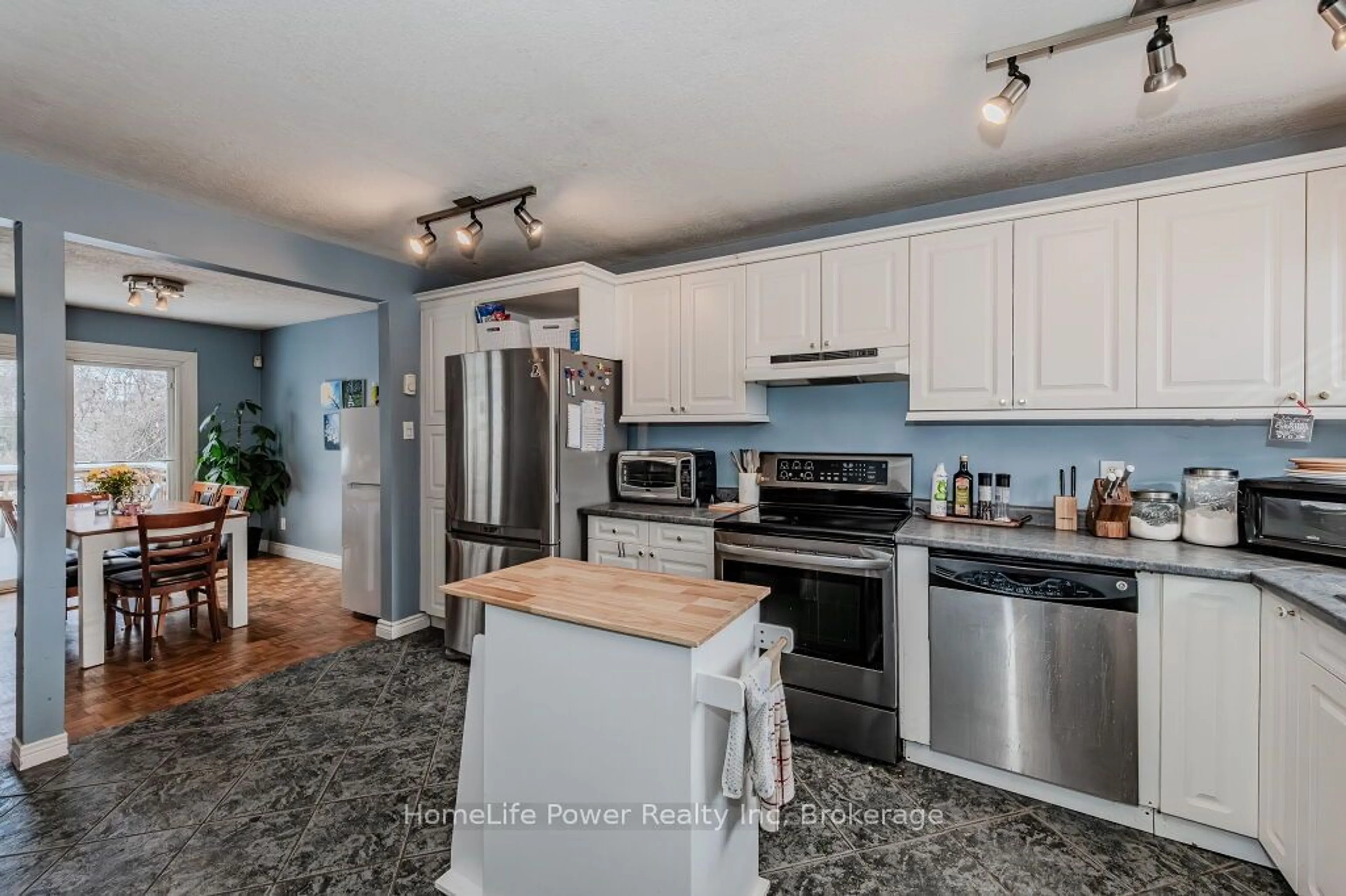 Open concept kitchen, unknown for 149 Ironwood Rd, Guelph Ontario N1G 3P5