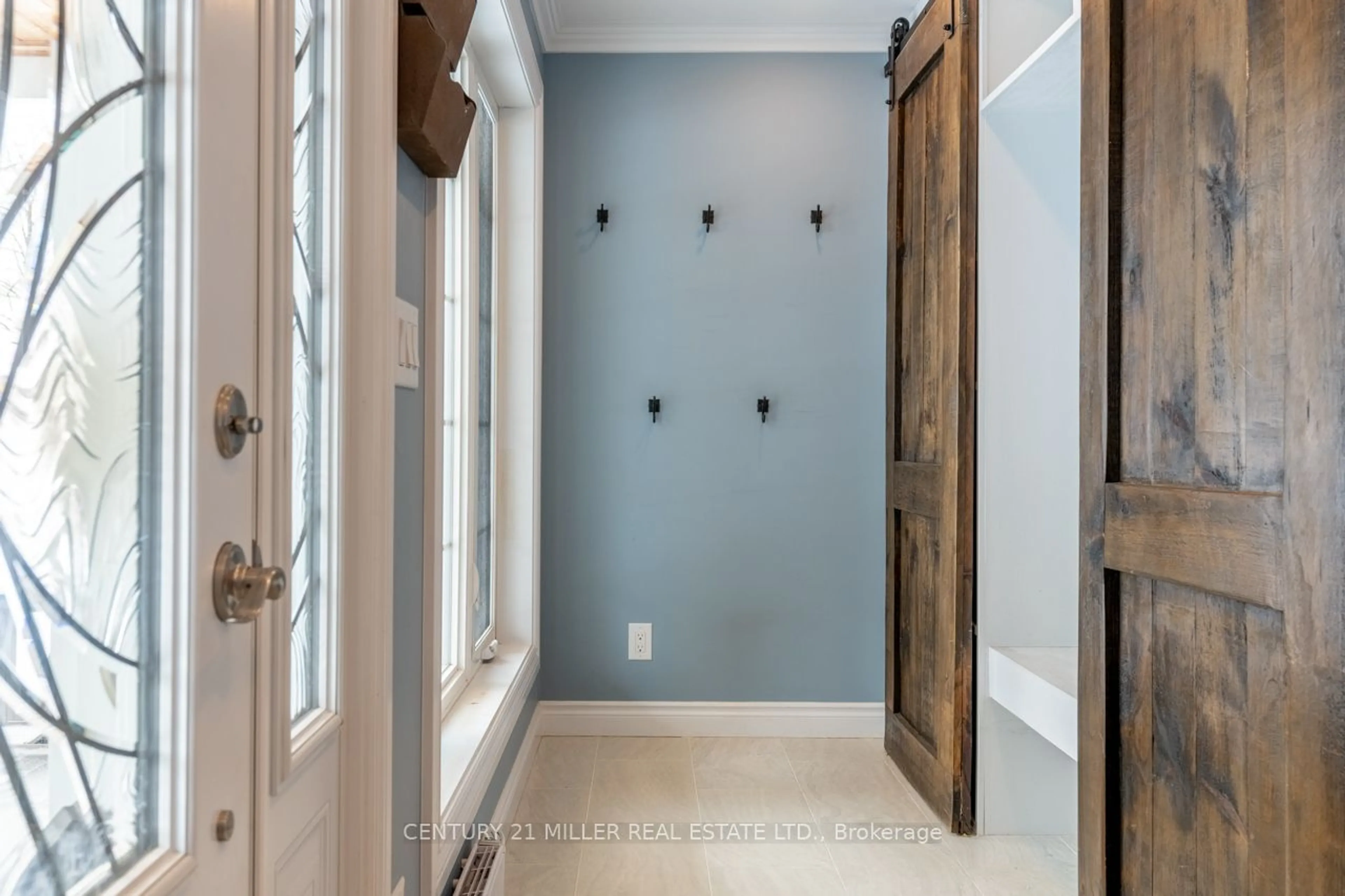 Indoor entryway for 311 8th Concession Rd, Hamilton Ontario L8N 2Z7