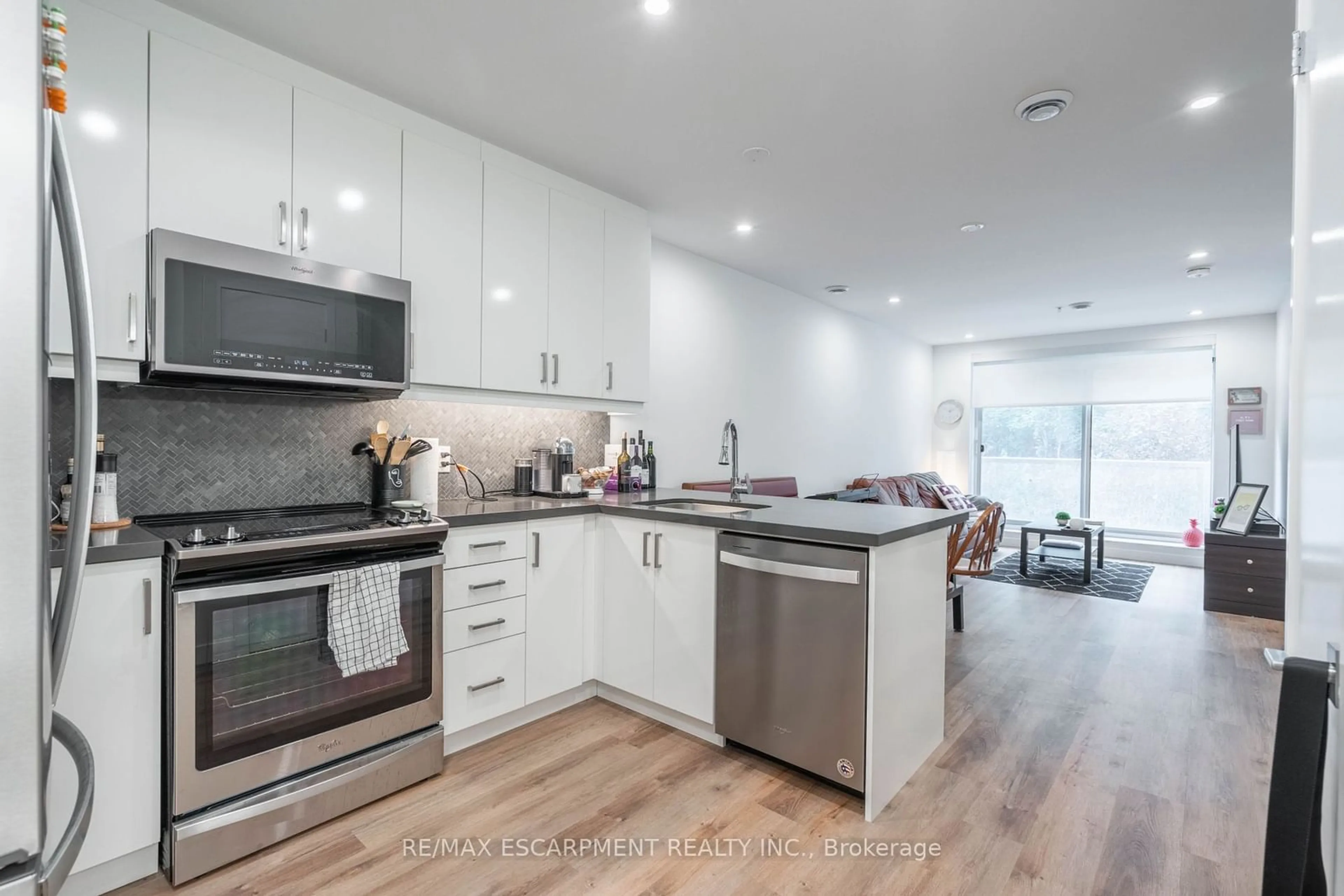 Open concept kitchen, wood/laminate floor for 479 Charlton Ave #101, Hamilton Ontario L8N 0B4