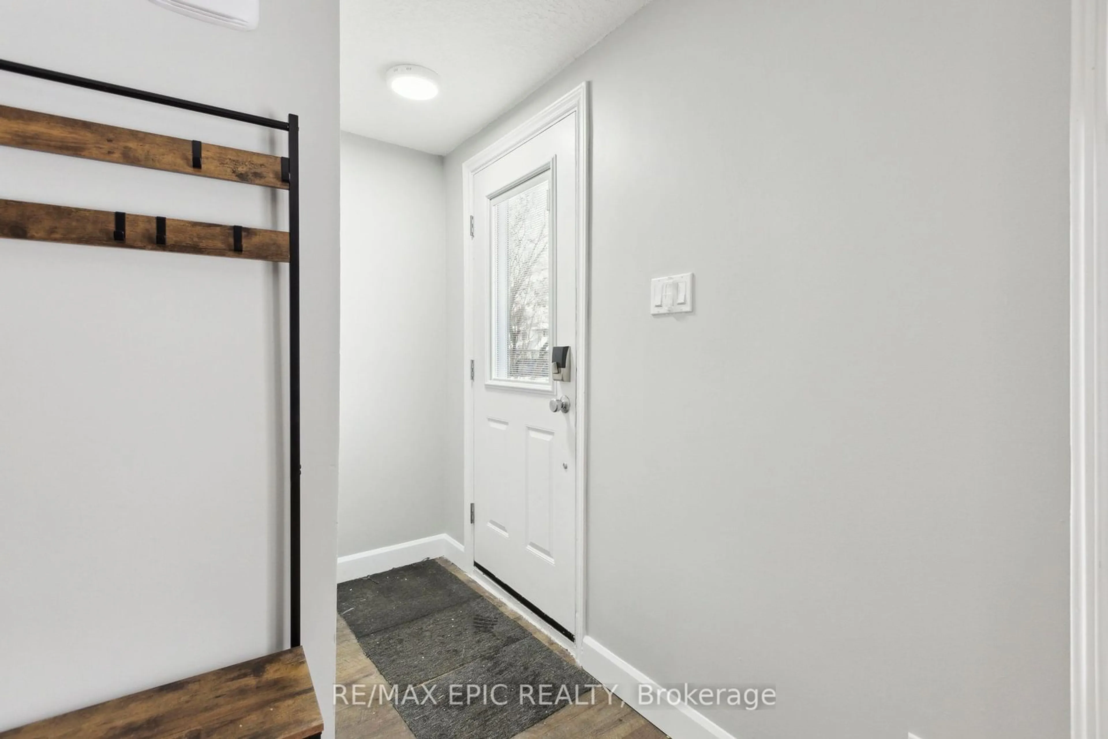 Indoor entryway for 499 Parkview Cres, Cambridge Ontario N3H 4Y3