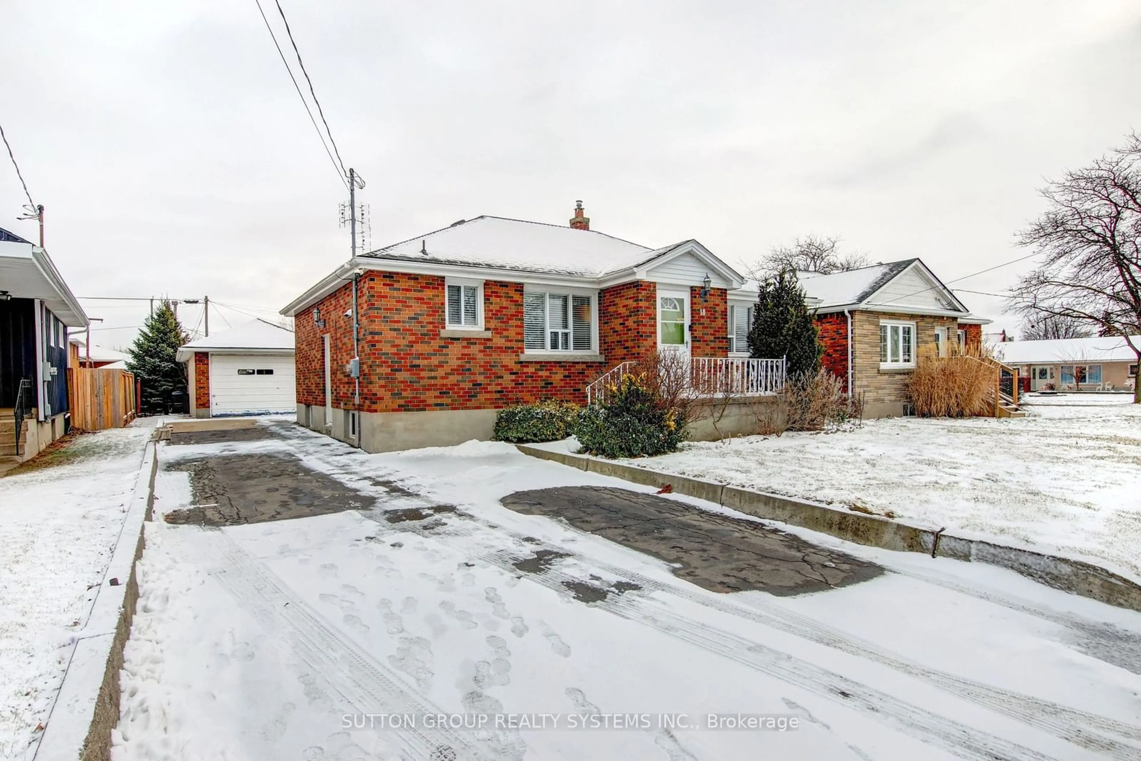 A pic from outside/outdoor area/front of a property/back of a property/a pic from drone, street for 18 Whyte Ave, Thorold Ontario L2V 2T3