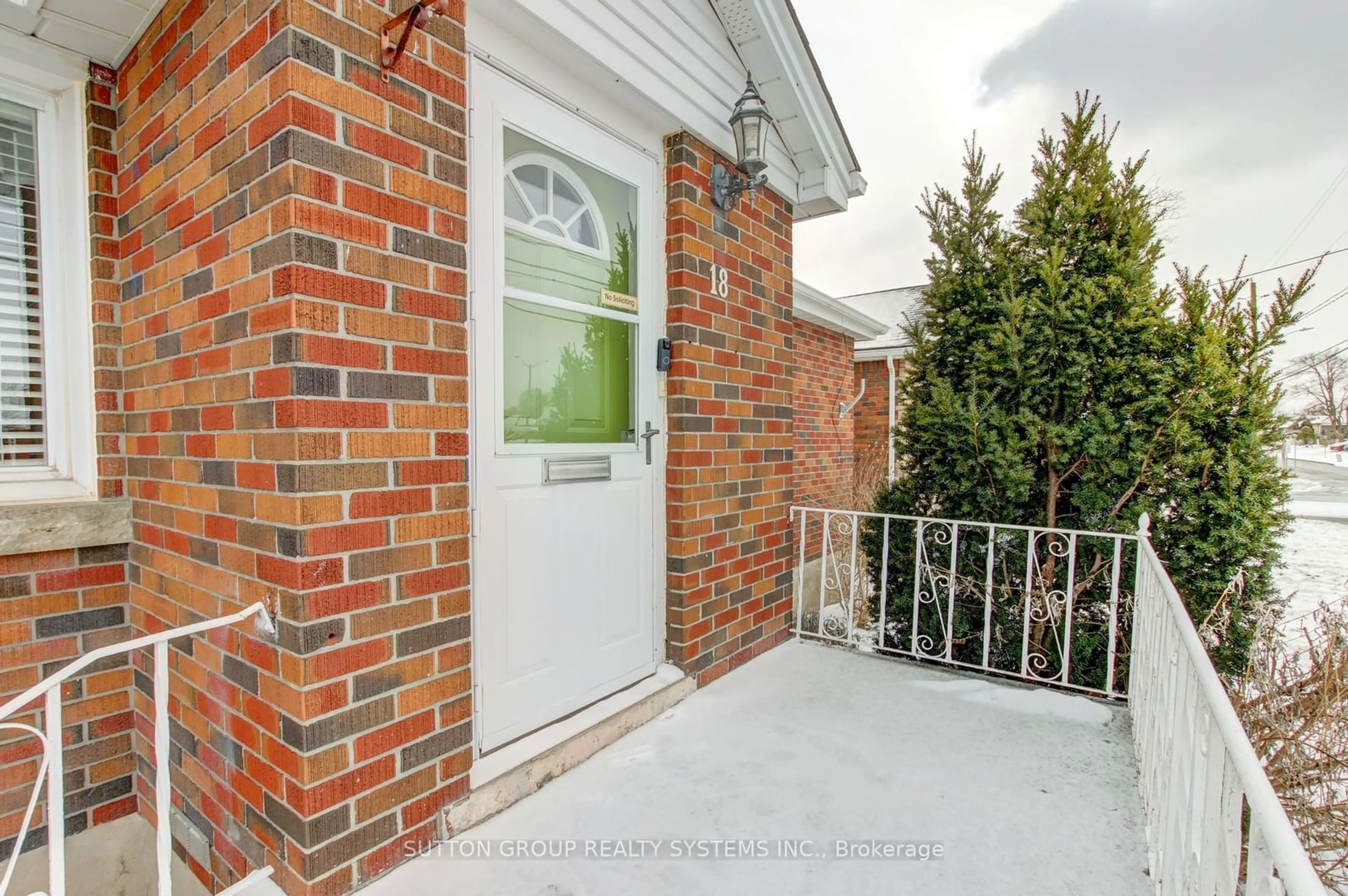 Home with brick exterior material, street for 18 Whyte Ave, Thorold Ontario L2V 2T3