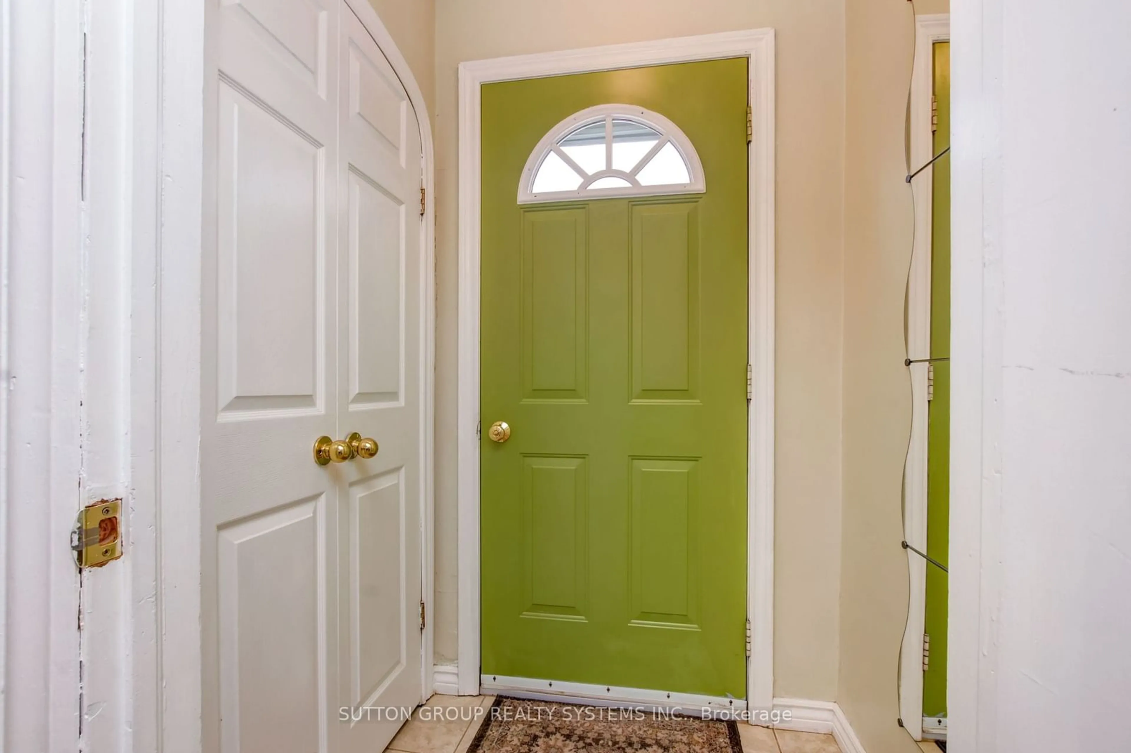 Indoor entryway for 18 Whyte Ave, Thorold Ontario L2V 2T3