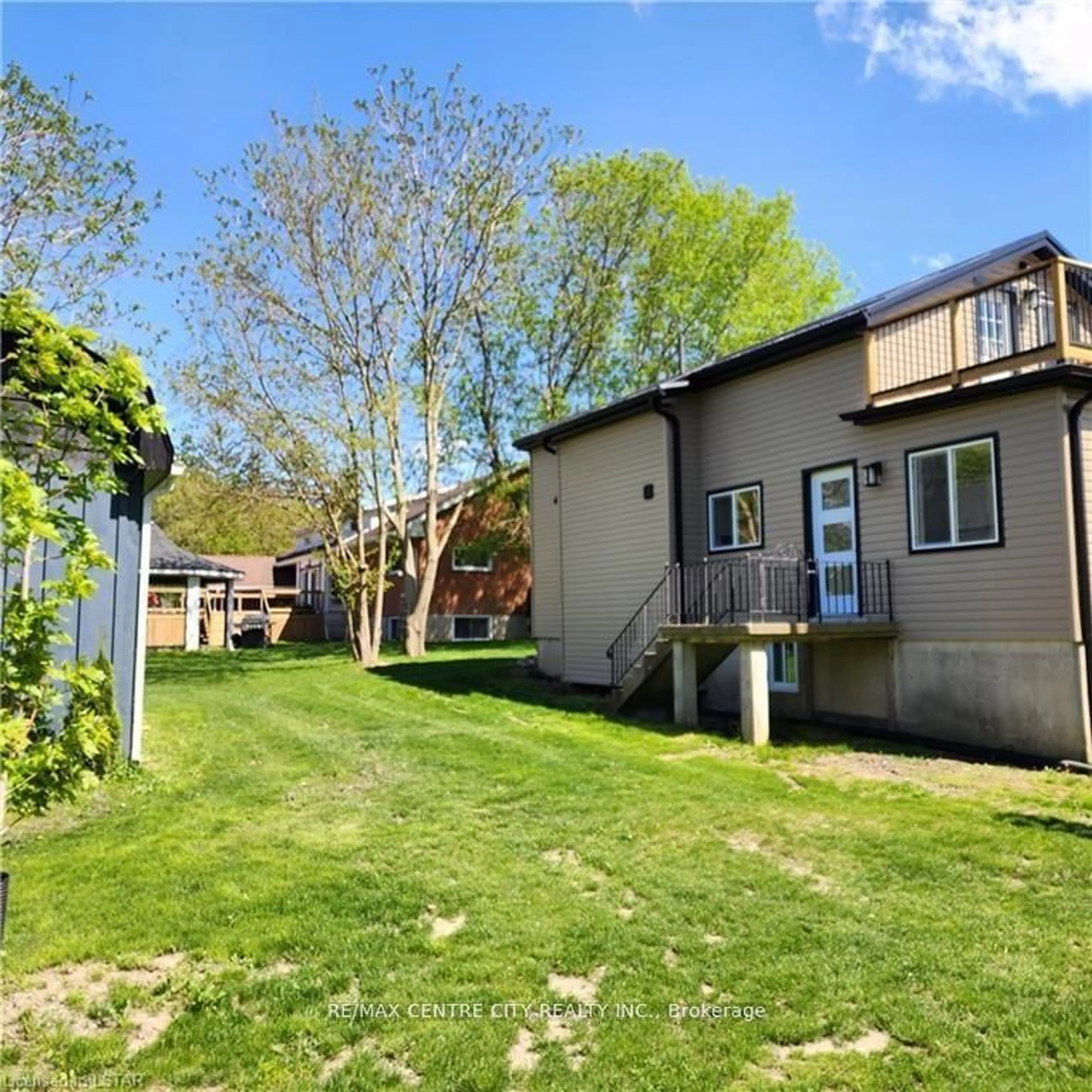 A pic from outside/outdoor area/front of a property/back of a property/a pic from drone, street for 42420 42400 JOHN WISE Line, St. Thomas Ontario N5R 5T5