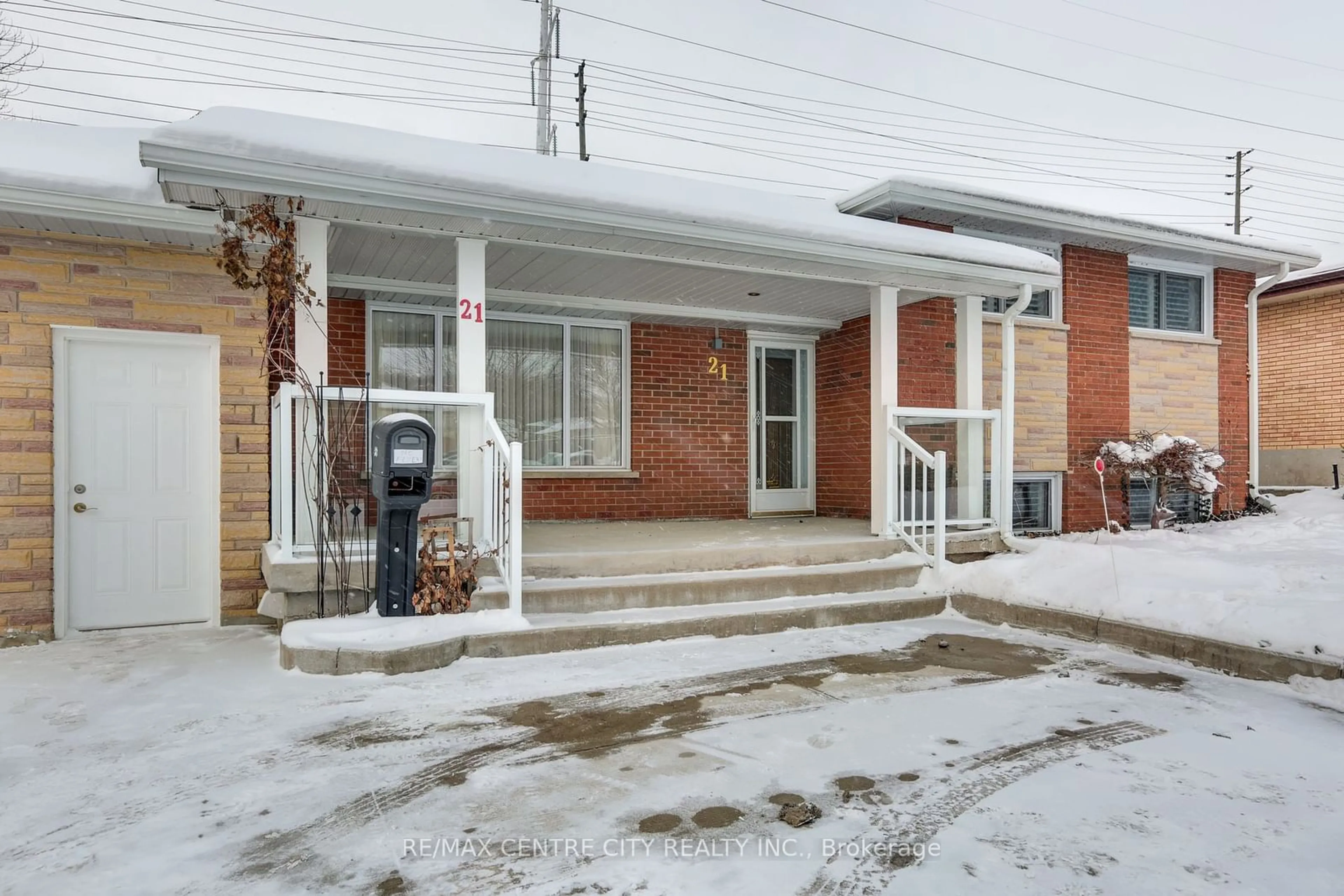 Indoor foyer for 21 Manitoulin Dr, London Ontario N5W 1M2