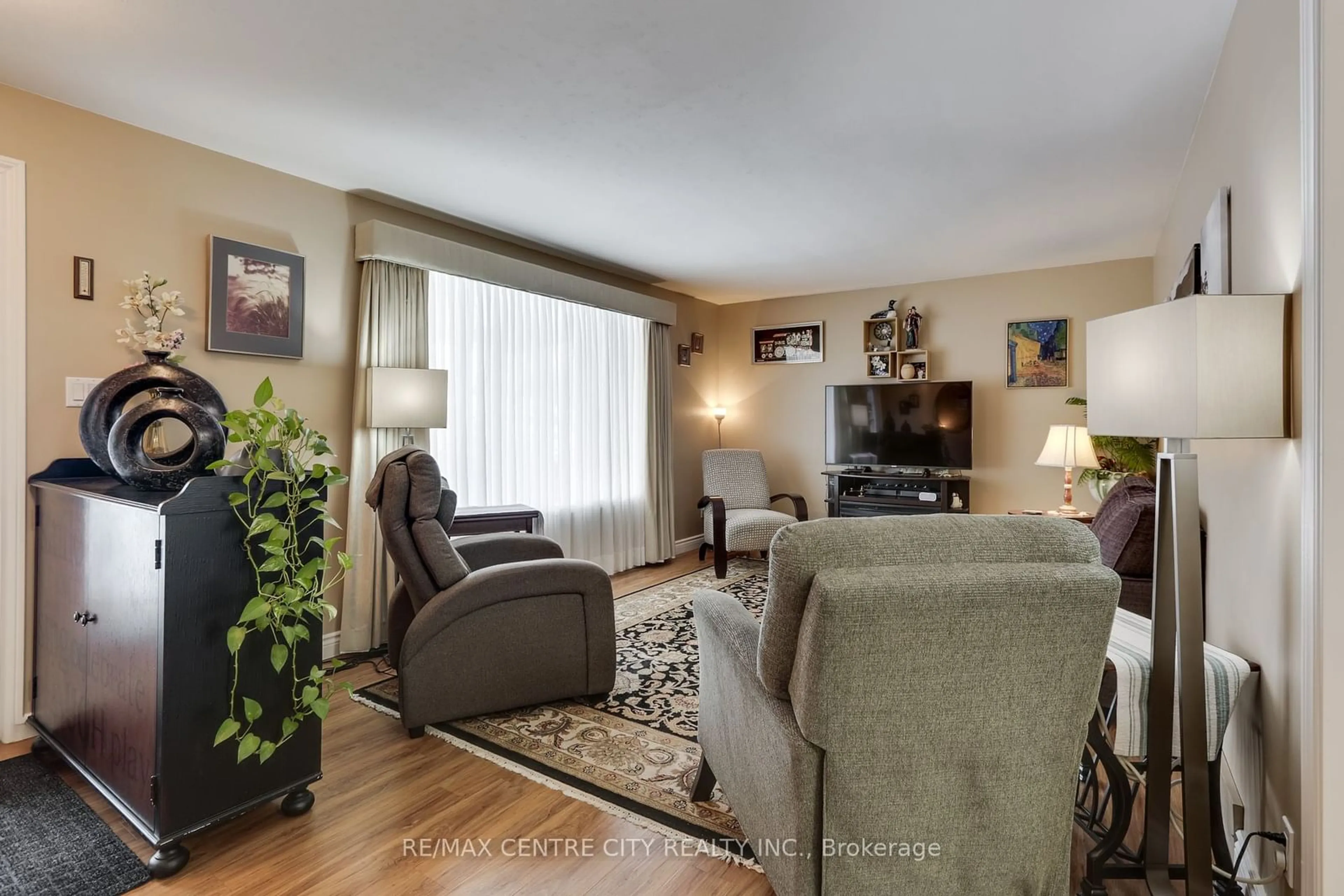 Living room with furniture, unknown for 21 Manitoulin Dr, London Ontario N5W 1M2