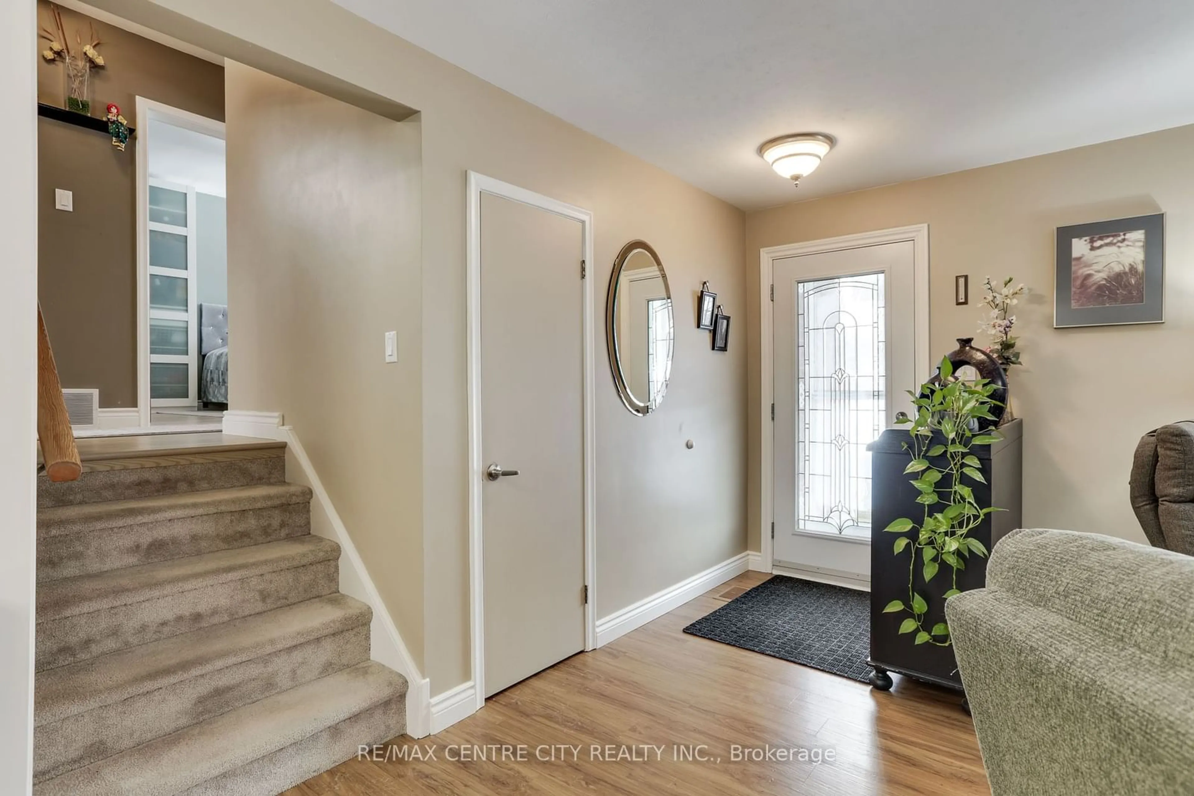 Indoor entryway for 21 Manitoulin Dr, London Ontario N5W 1M2