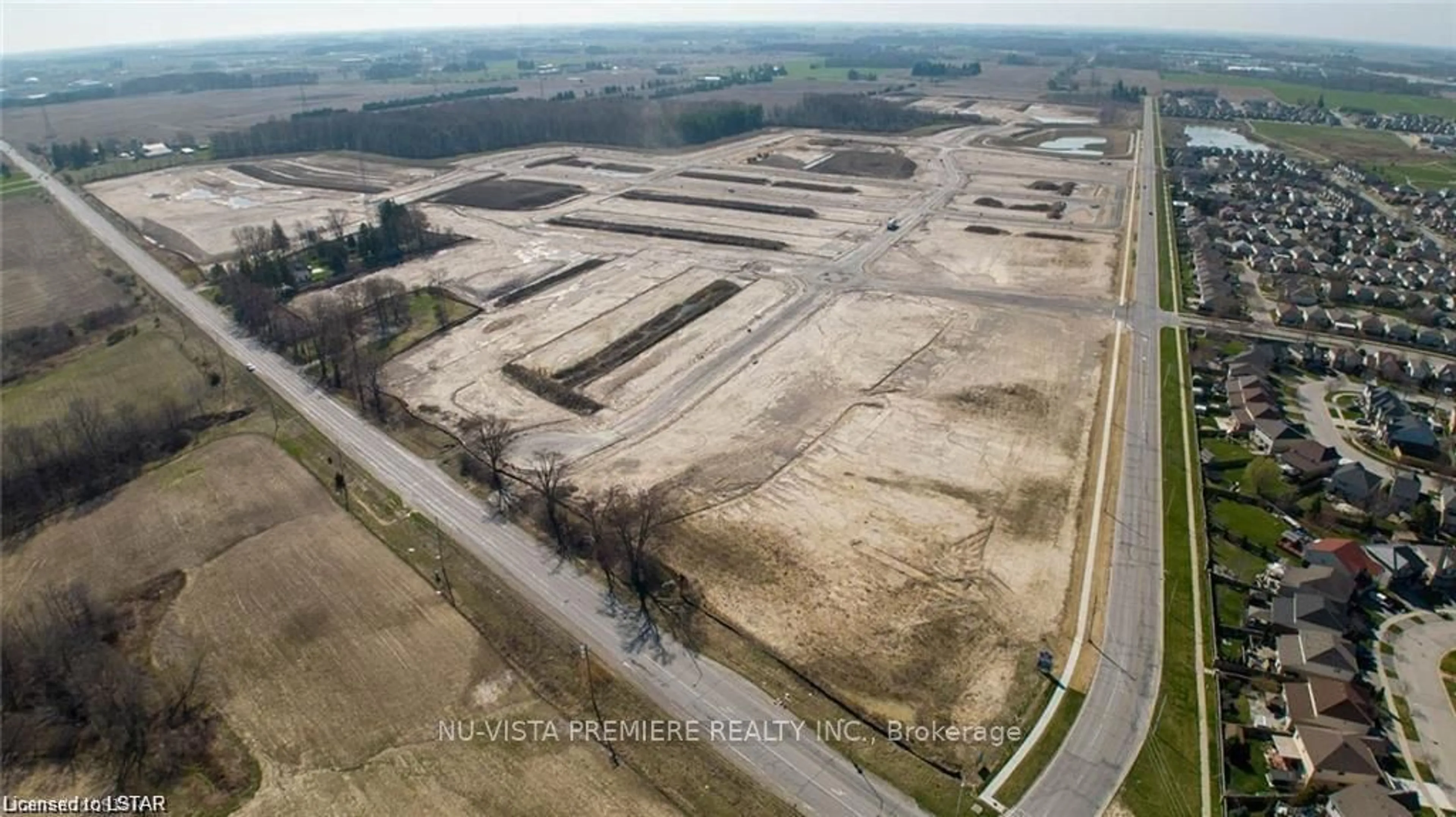 A pic from outside/outdoor area/front of a property/back of a property/a pic from drone, building for 811 GATESTONE Rd, London Ontario N6M 1C1