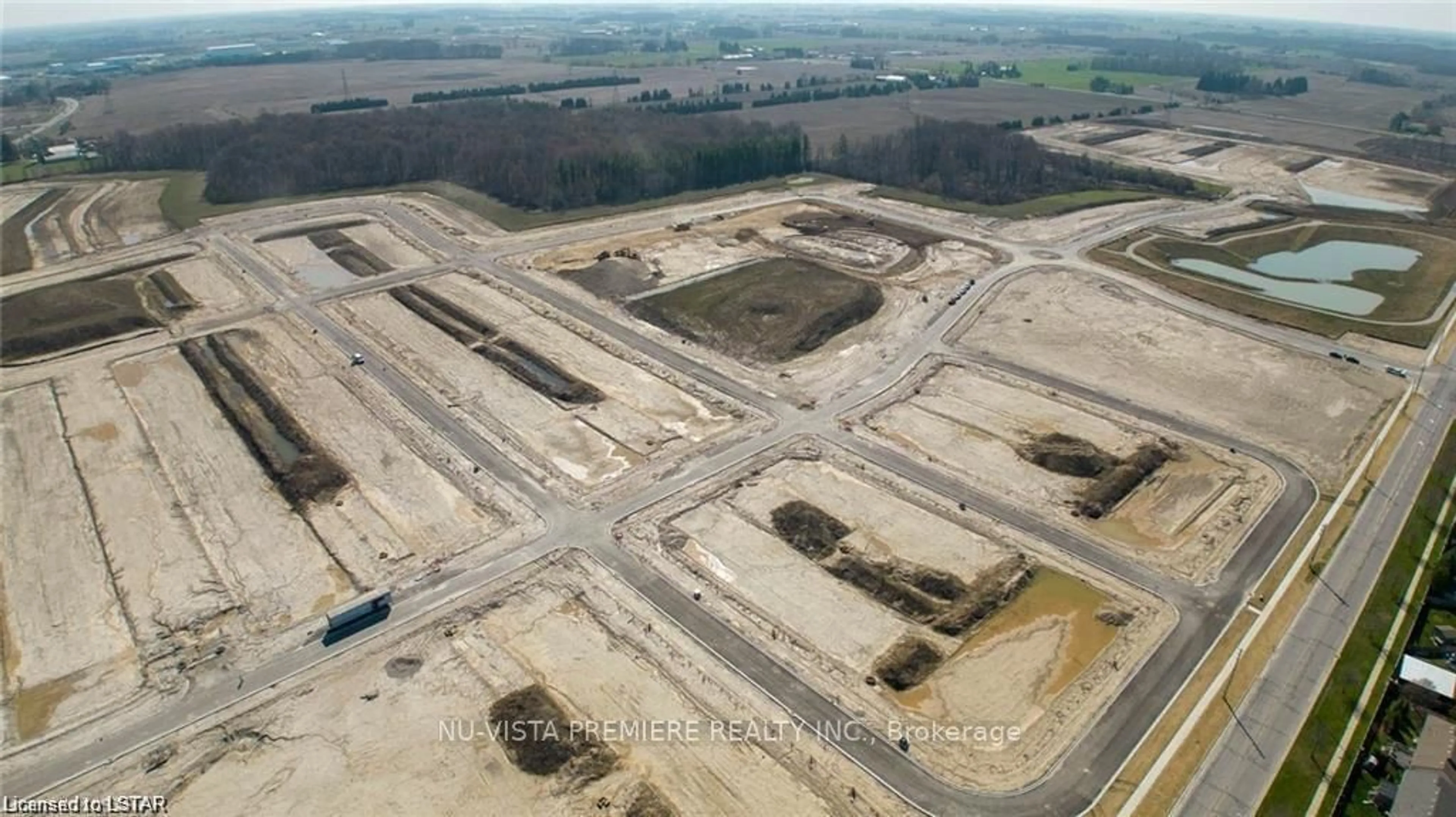 A pic from outside/outdoor area/front of a property/back of a property/a pic from drone, building for 811 GATESTONE Rd, London Ontario N6M 1C1