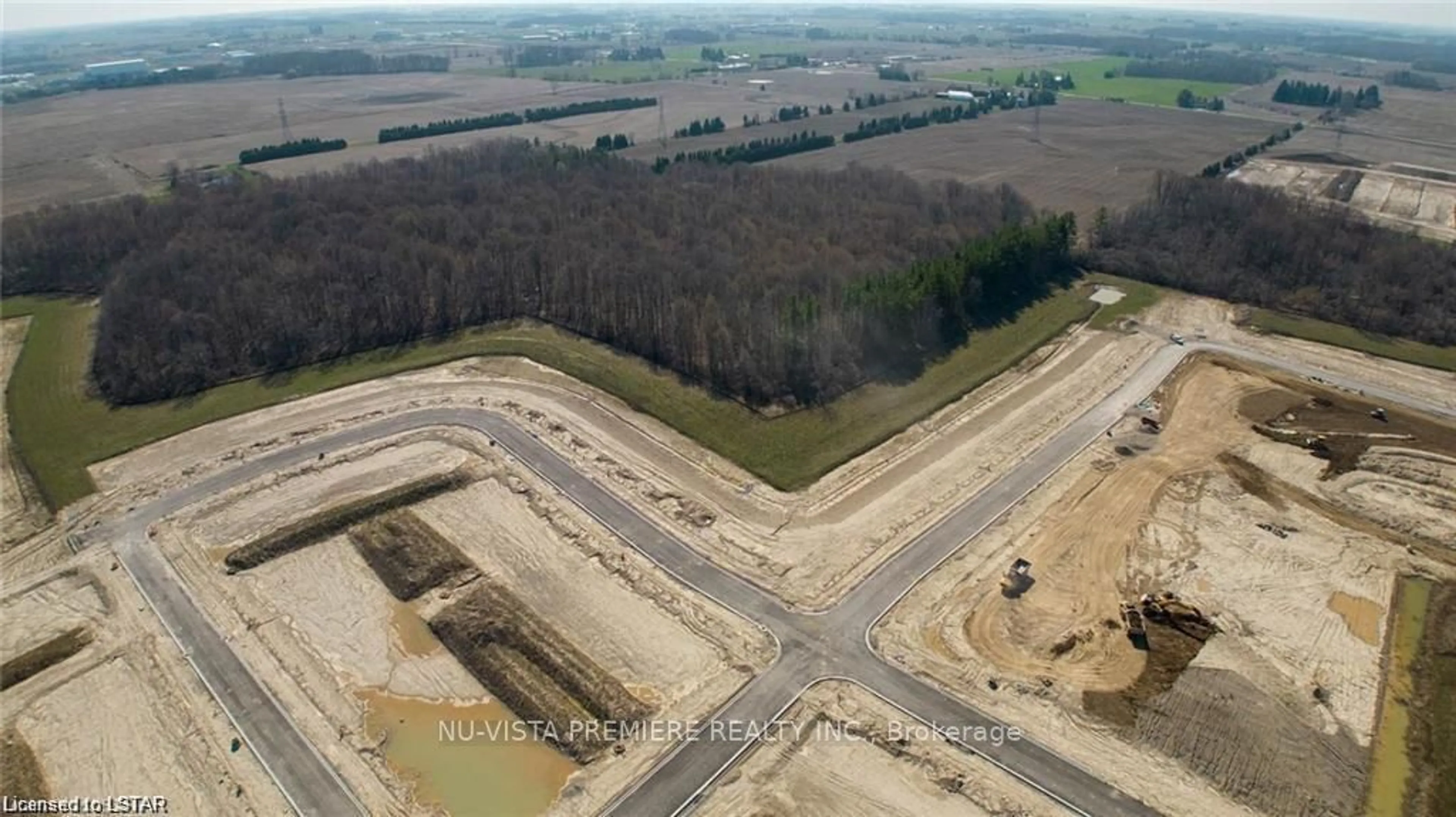 A pic from outside/outdoor area/front of a property/back of a property/a pic from drone, building for 811 GATESTONE Rd, London Ontario N6M 1C1