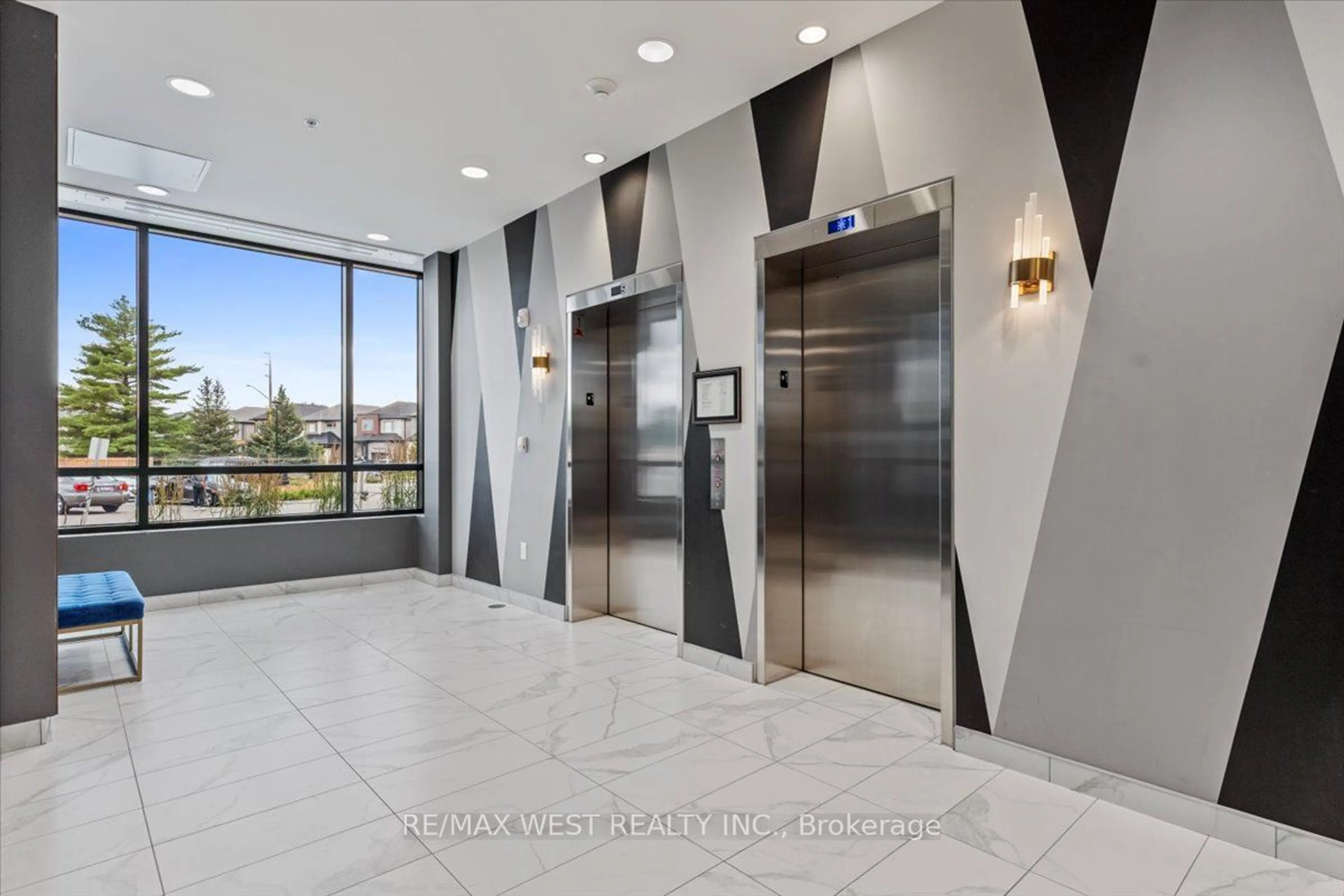 Indoor foyer for 26 Lowes Rd #211, Guelph Ontario N1G 0H4