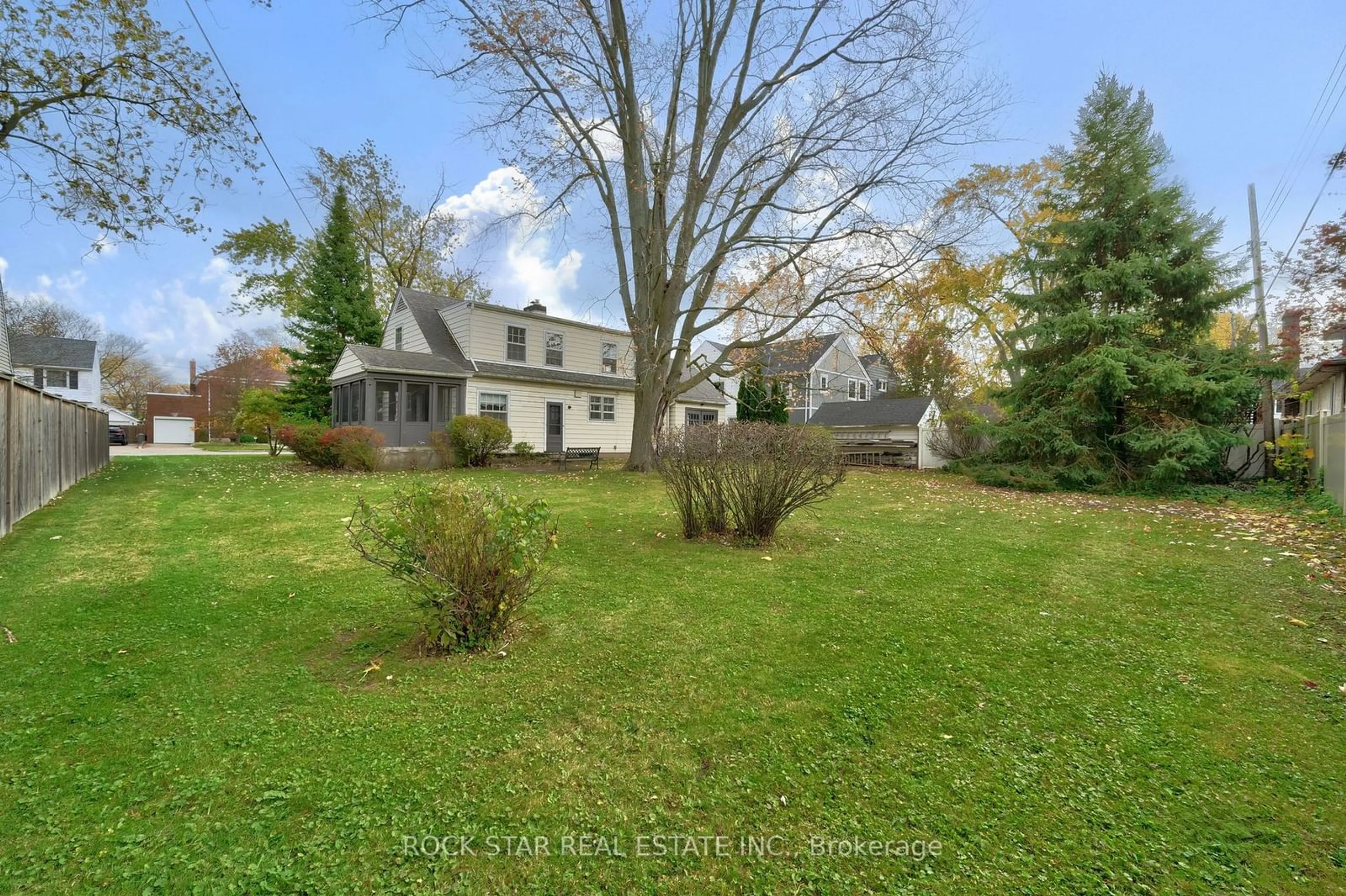 A pic from outside/outdoor area/front of a property/back of a property/a pic from drone, unknown for 80 South Dr, St. Catharines Ontario L2R 4V4