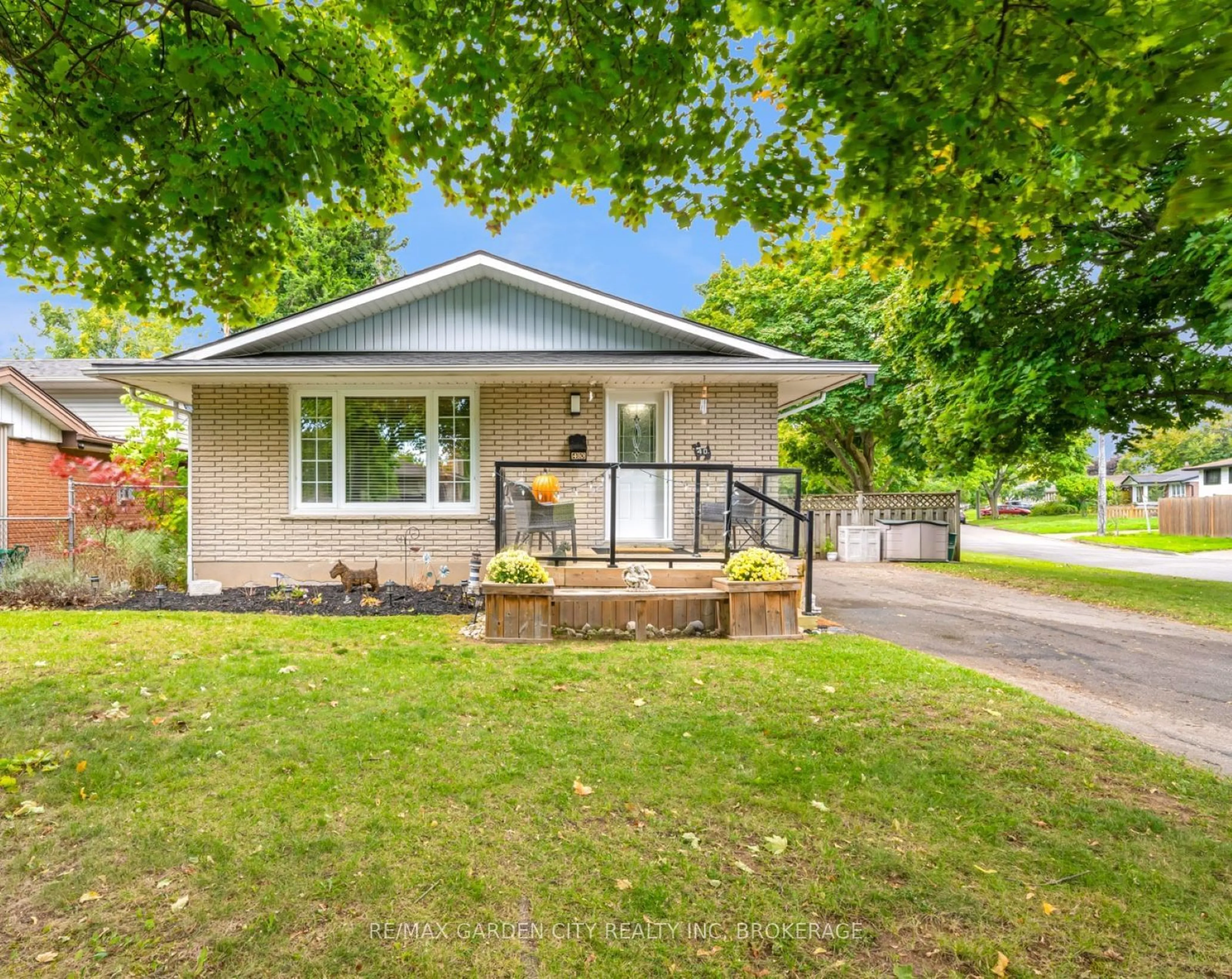 Home with vinyl exterior material, street for 40 DENSGROVE Dr, St. Catharines Ontario L2M 3M3