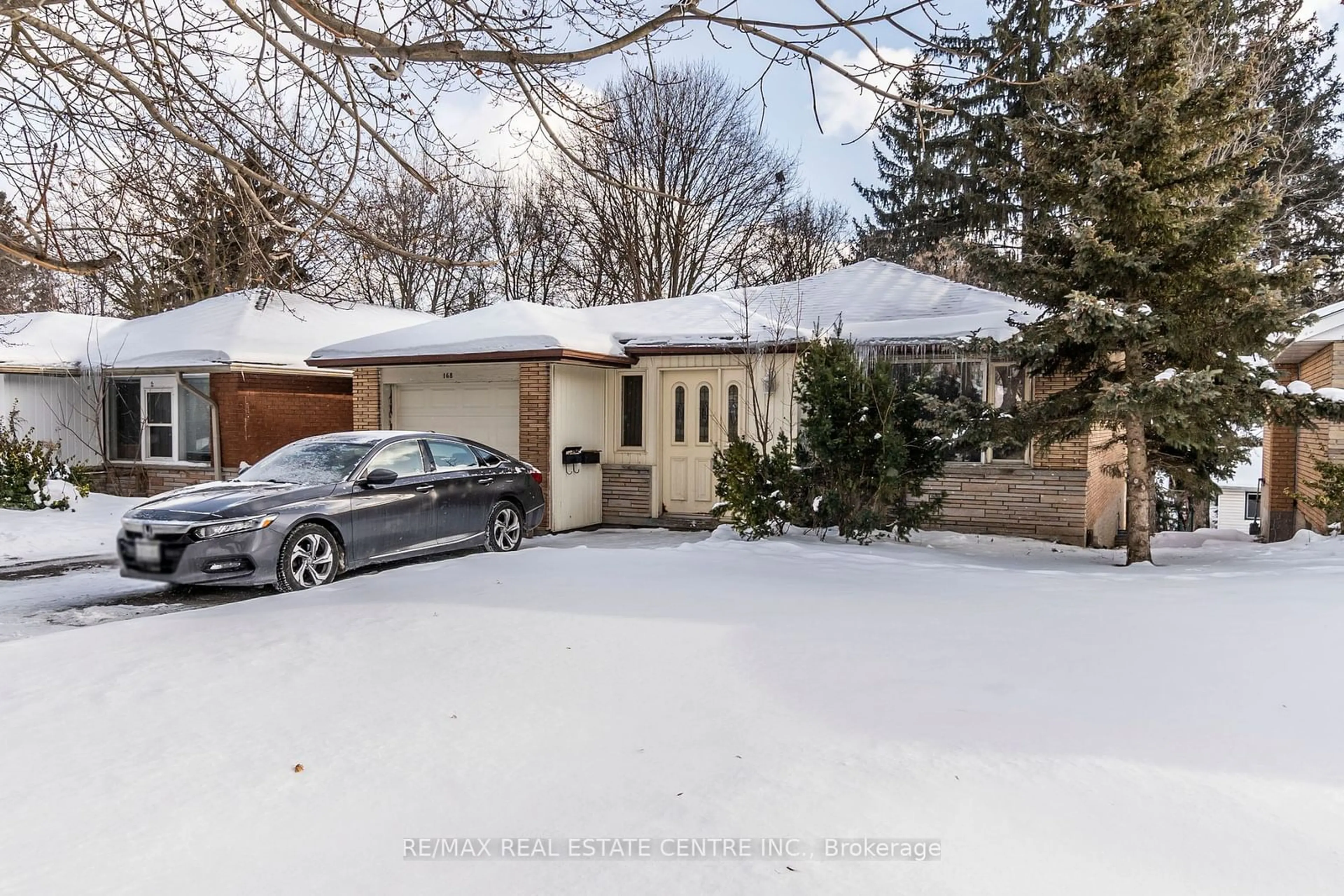 A pic from outside/outdoor area/front of a property/back of a property/a pic from drone, street for 168 Elgin Cres, Waterloo Ontario N2J 2S6